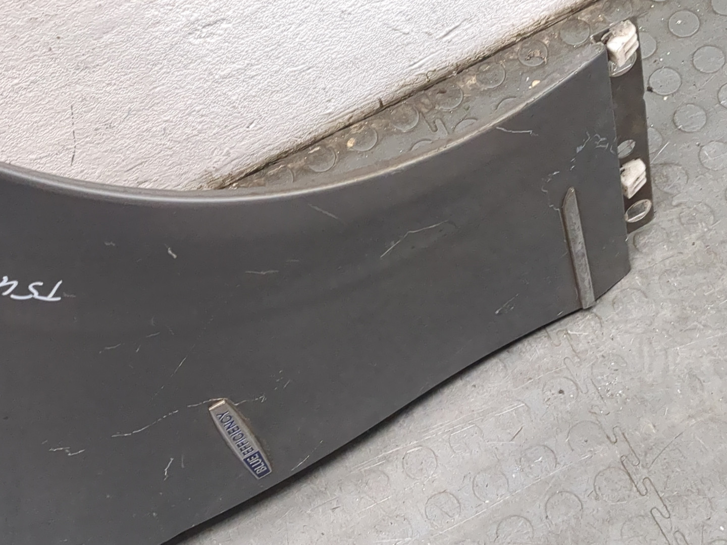 Крыло переднее правое