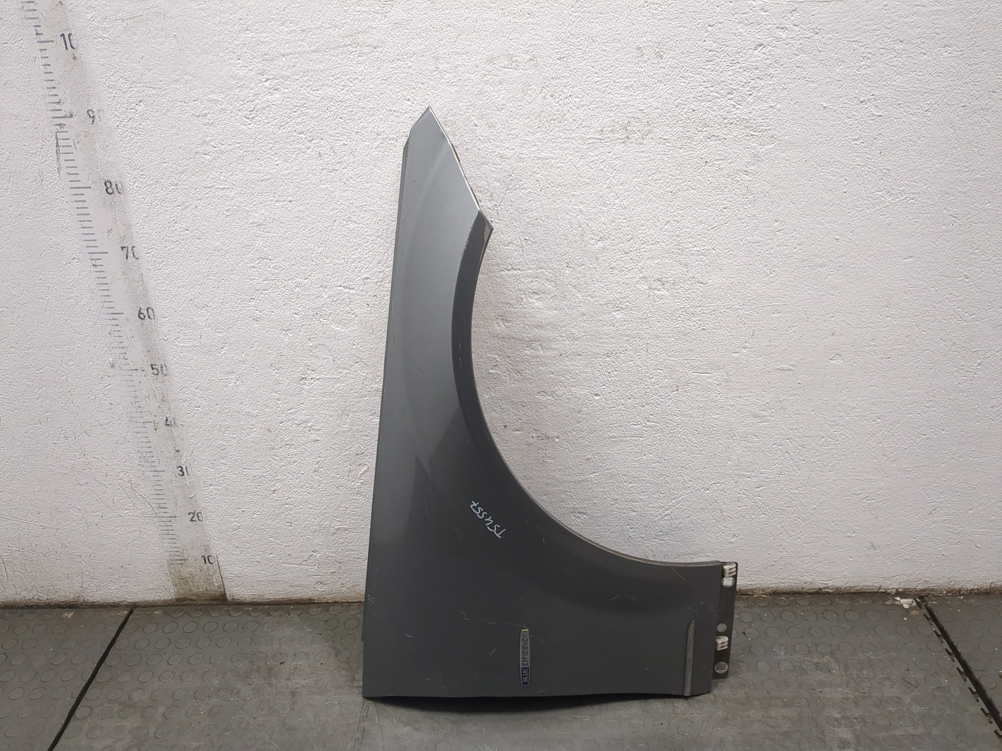 Крыло переднее правое