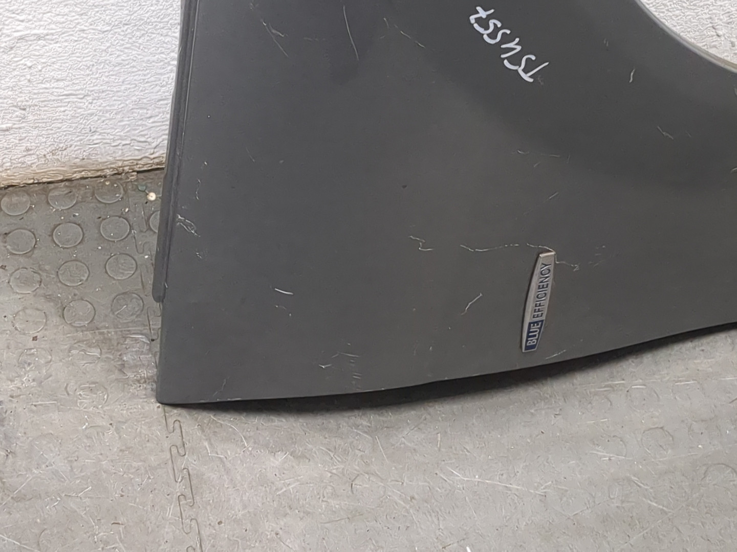 Крыло переднее правое