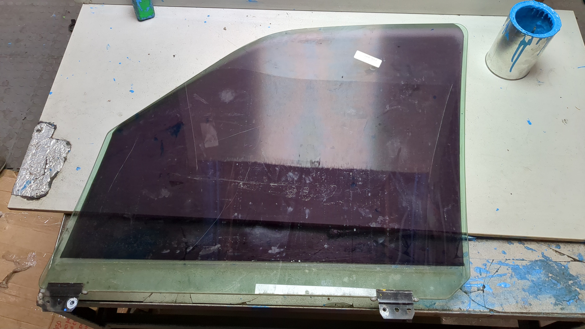 Стекло двери передней правой