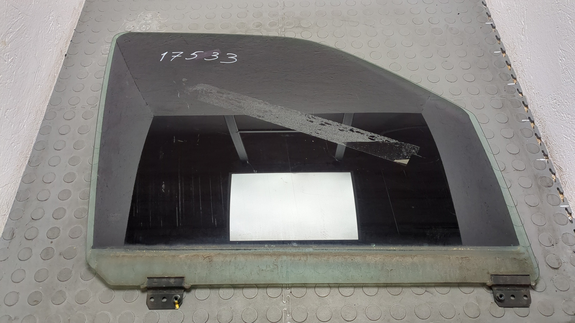 Стекло двери передней правой