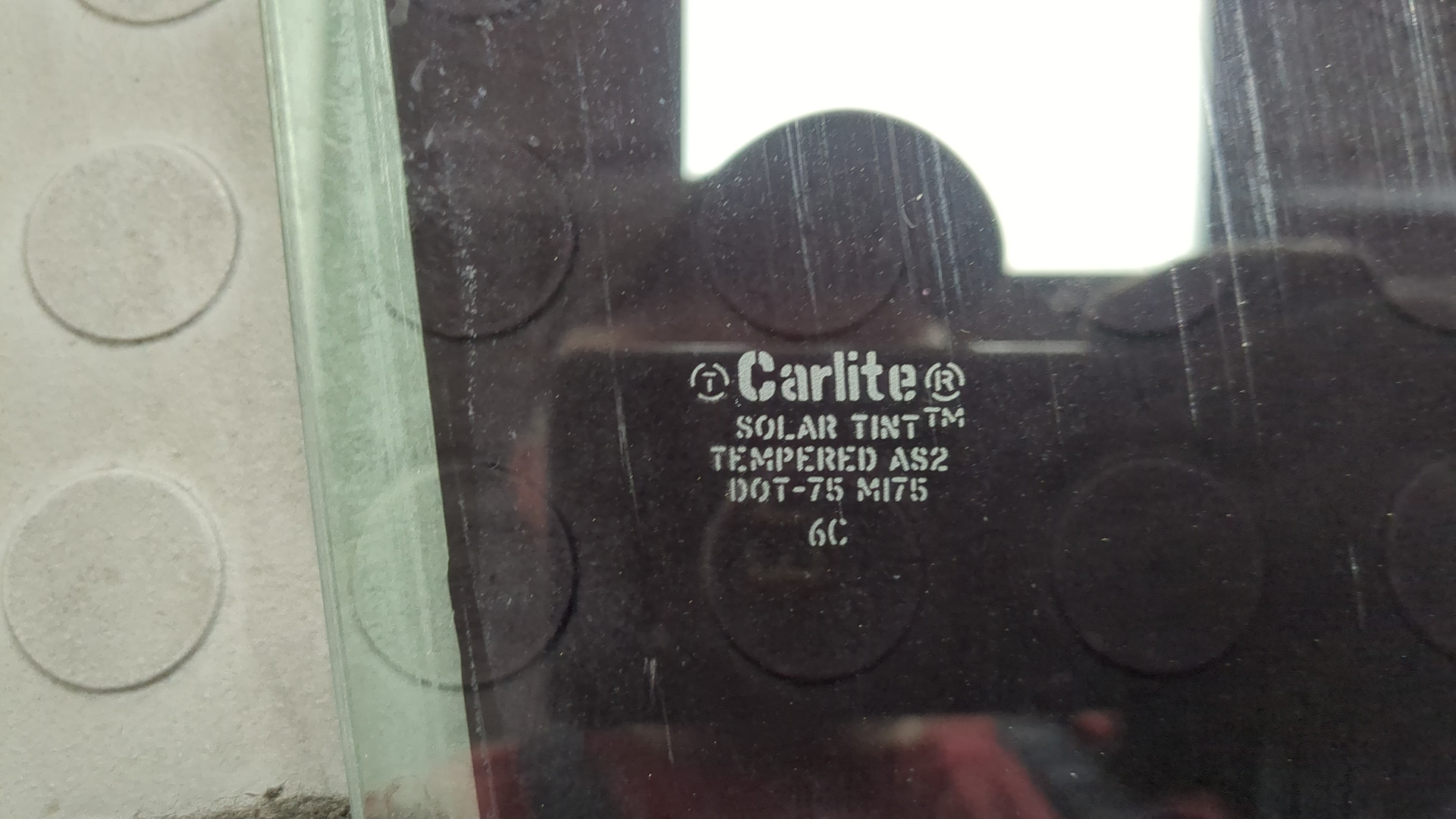 Стекло двери передней правой