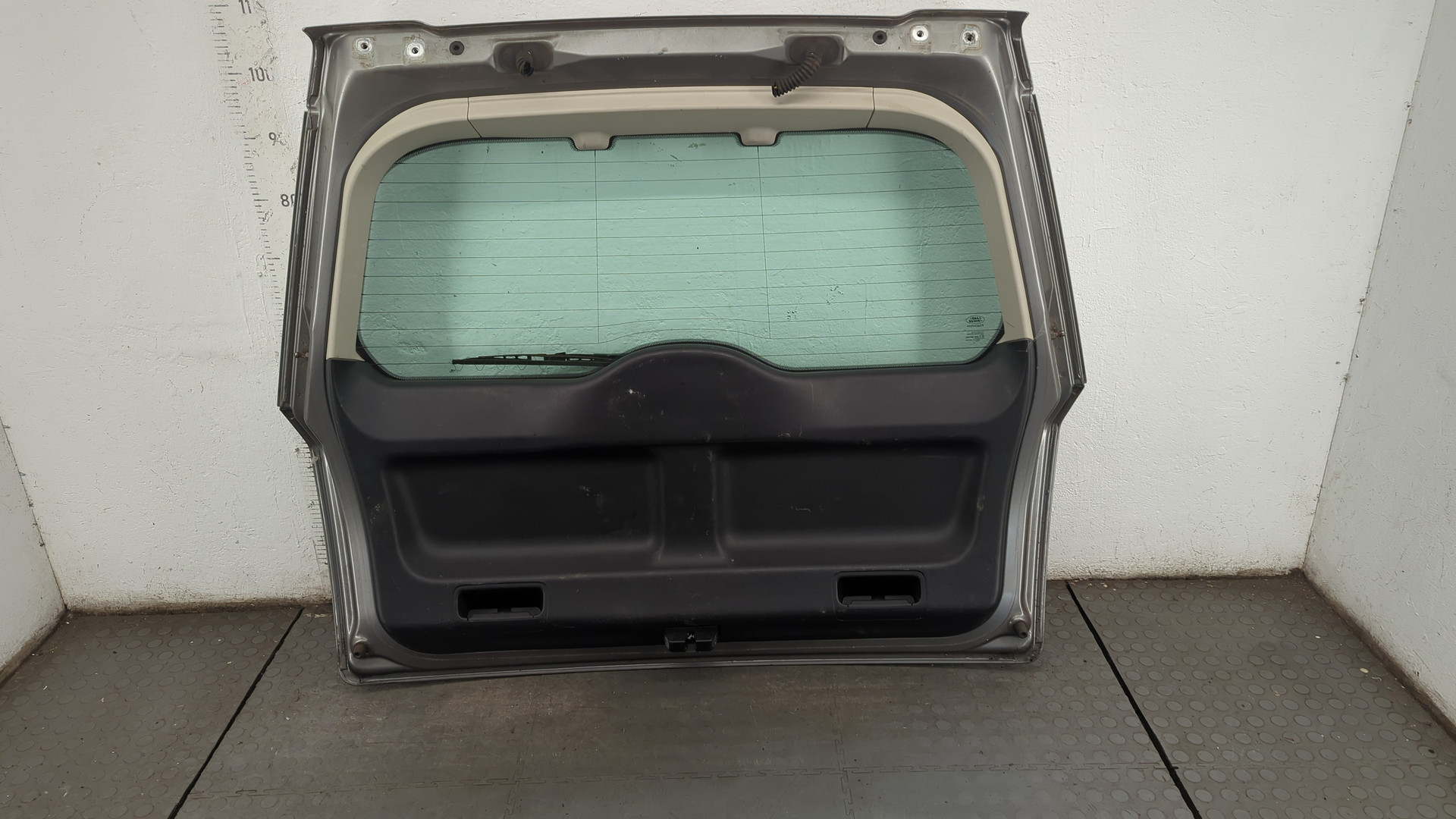 Дверь багажника