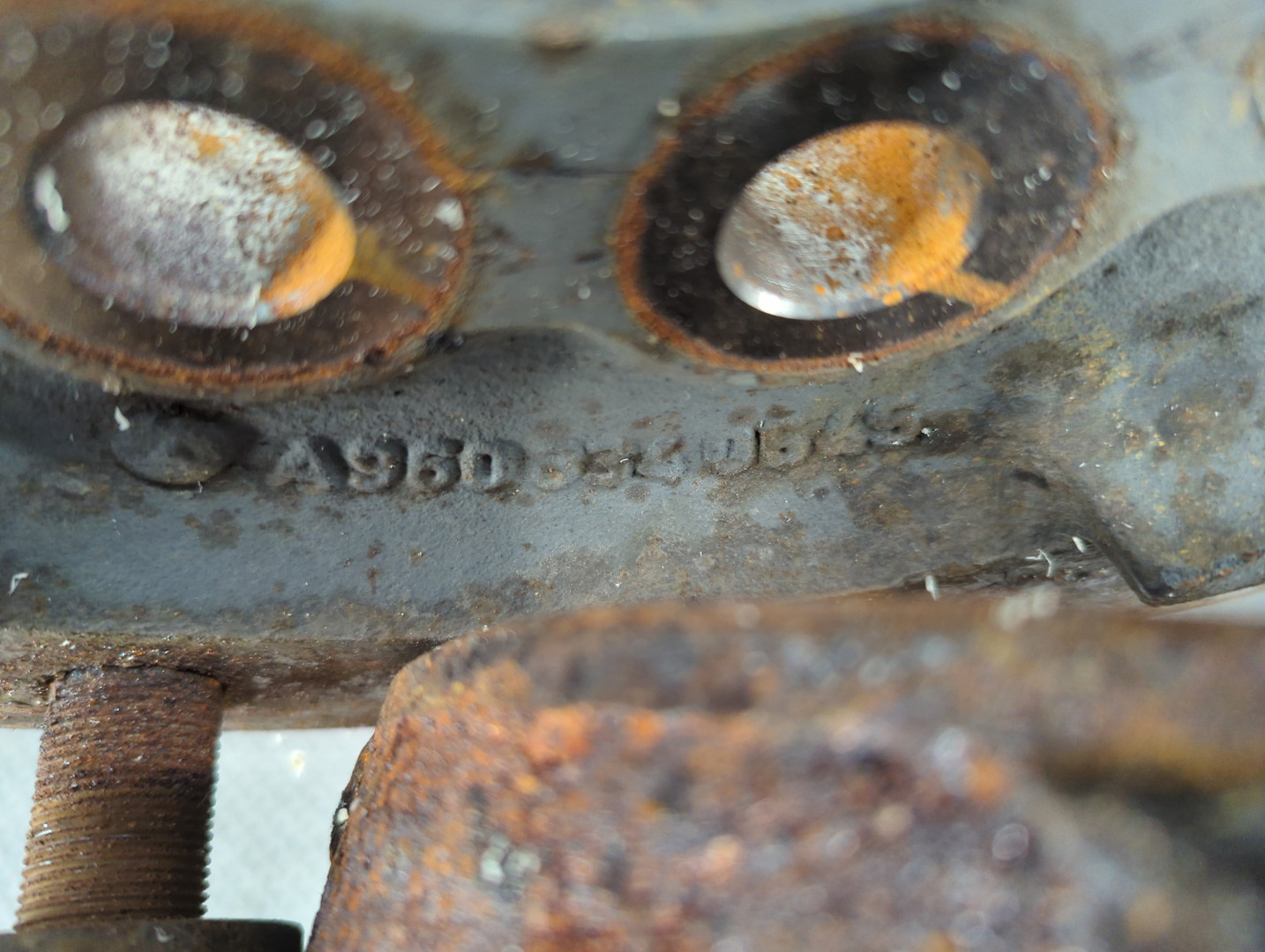 Кулак поворотный передний правый