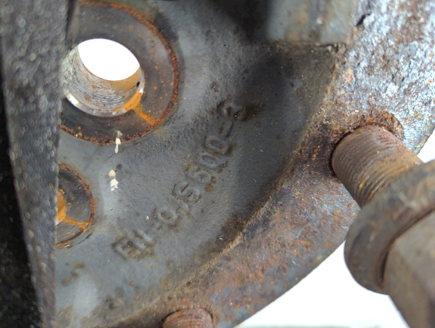 Кулак поворотный передний правый