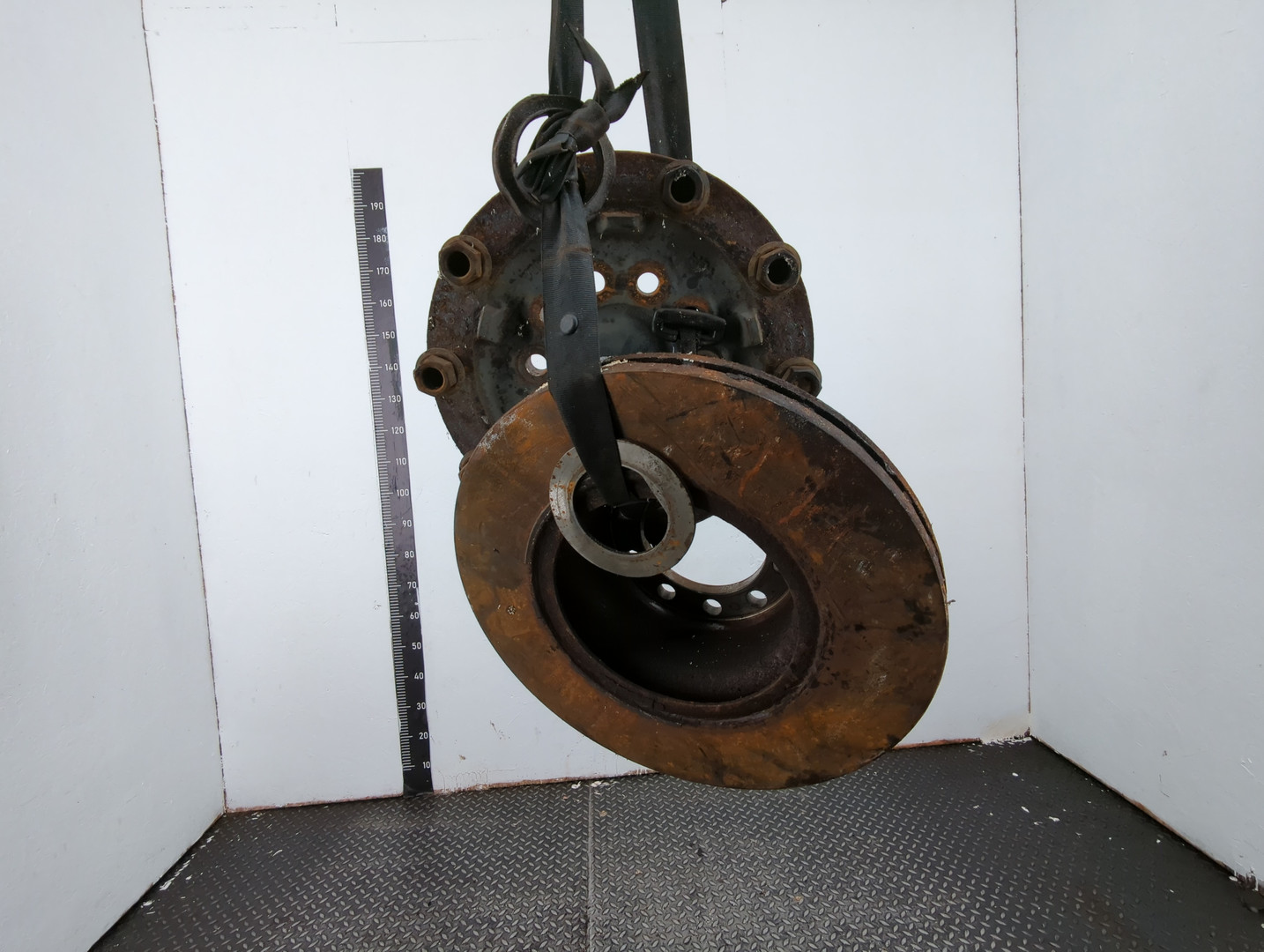 Кулак поворотный передний правый