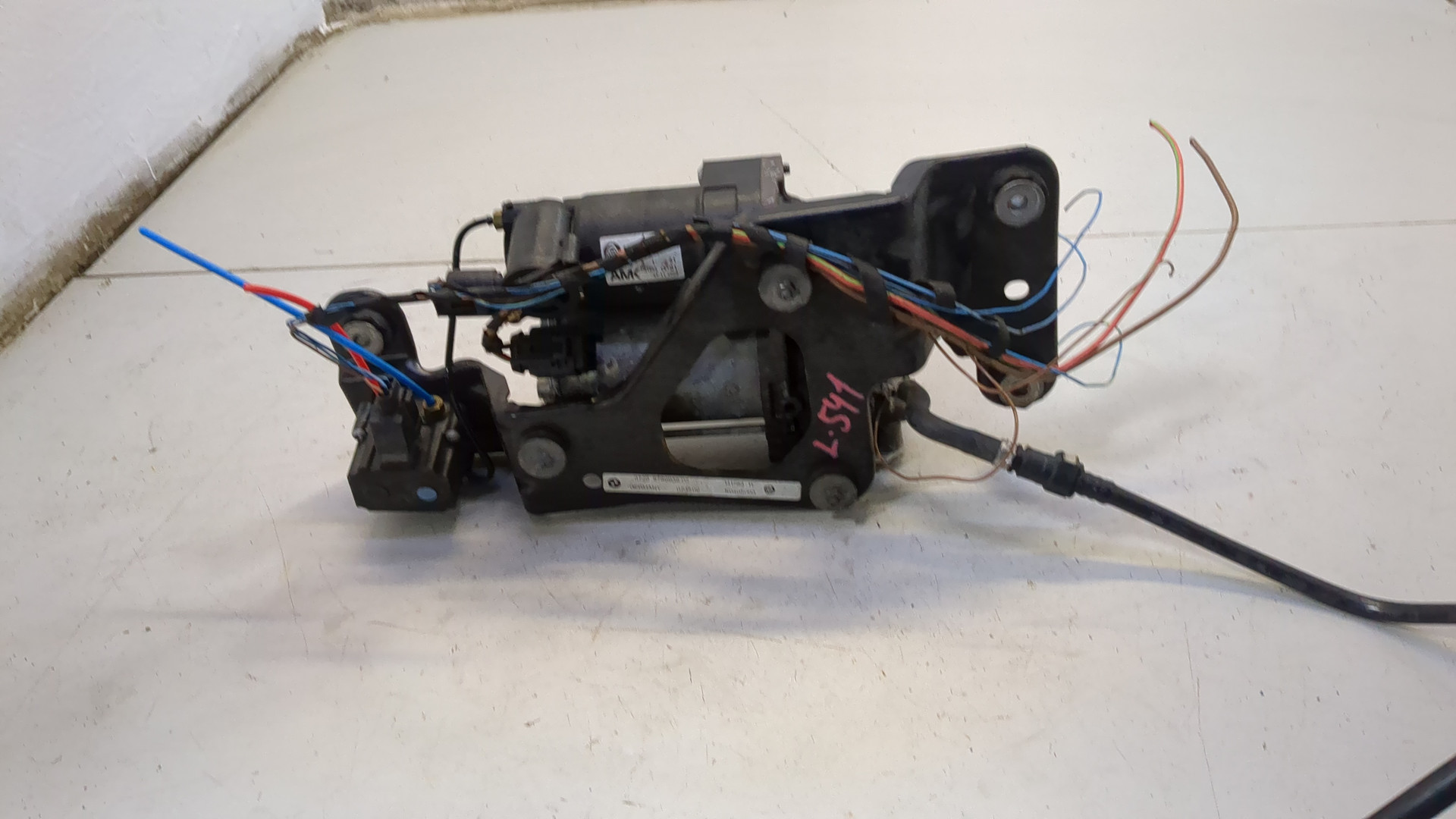 Насос регулировки подвески