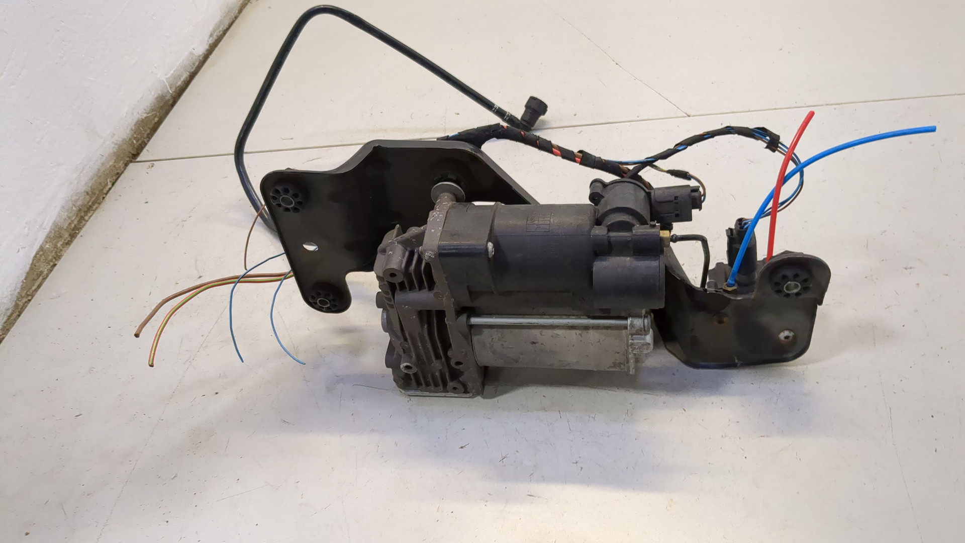 Насос регулировки подвески