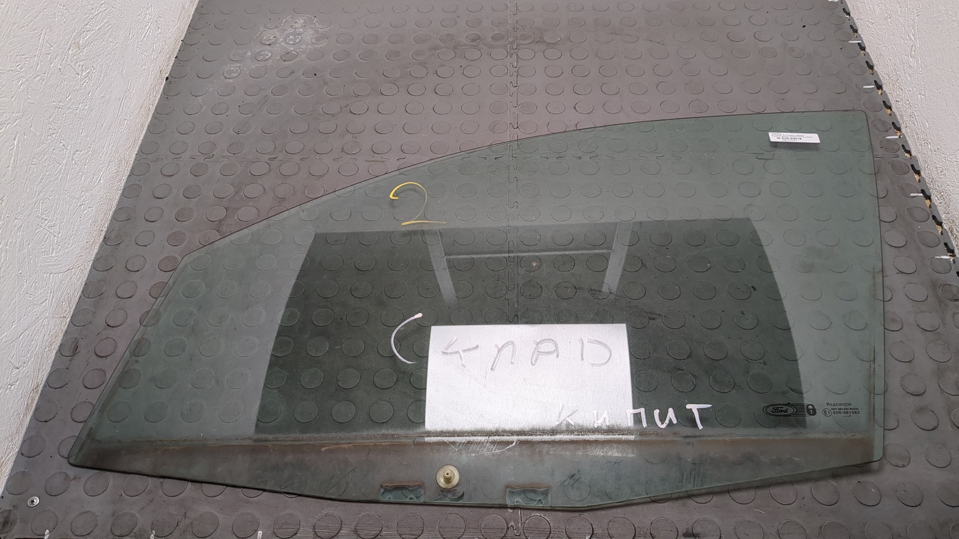 Стекло двери передней левой