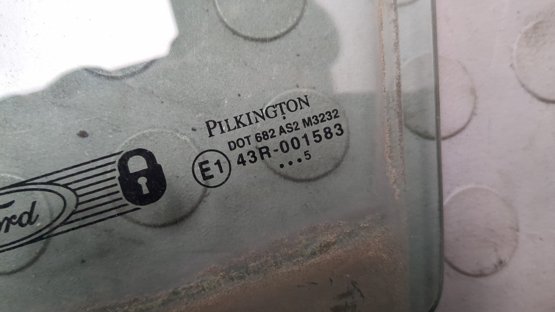 Стекло двери передней левой