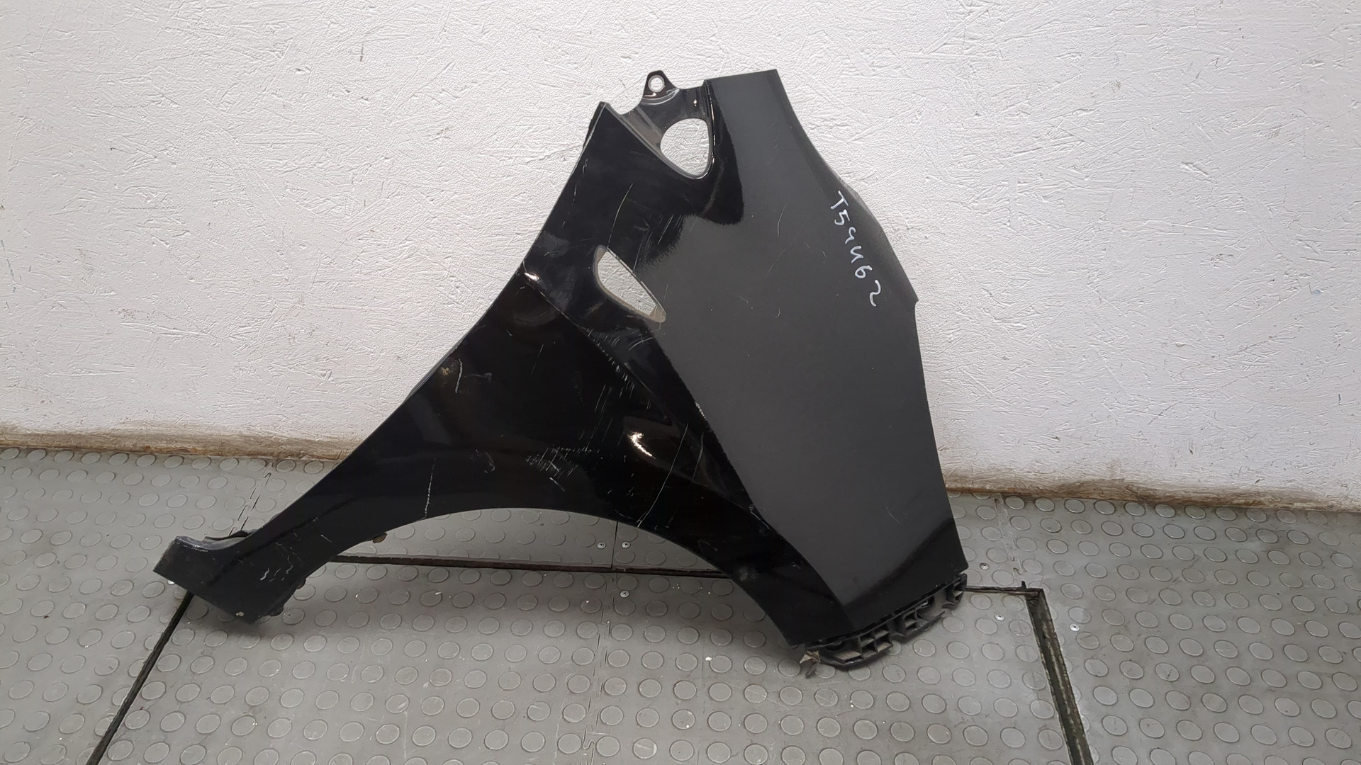 Крыло переднее правое