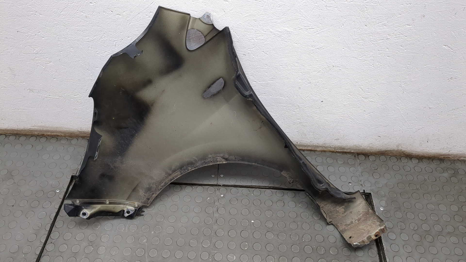 Крыло переднее правое