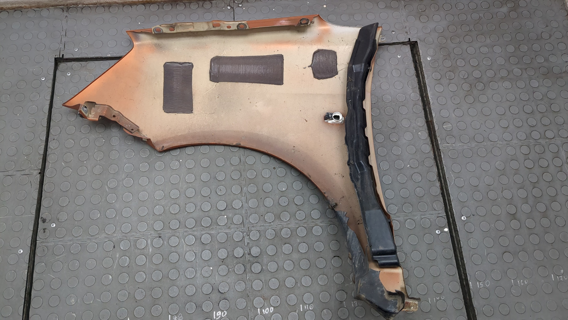 Крыло переднее правое