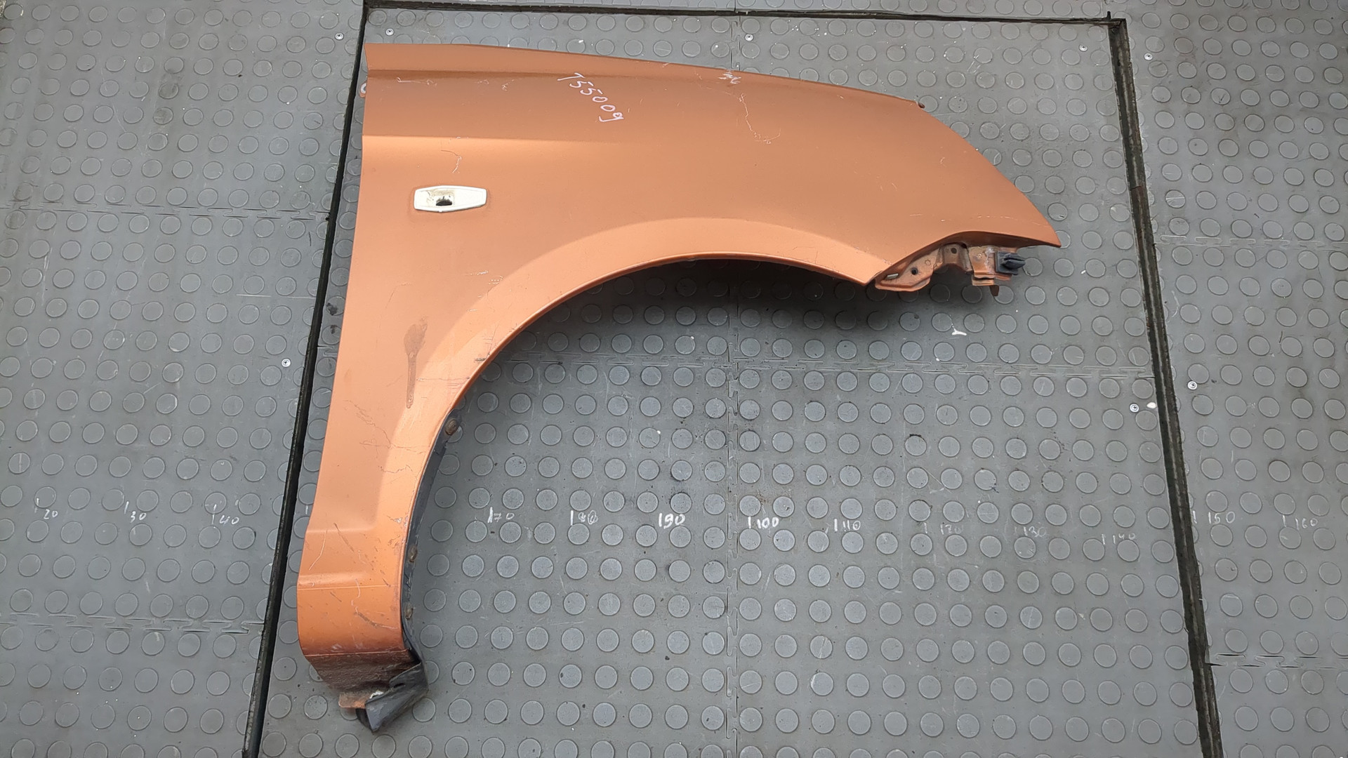 Крыло переднее правое