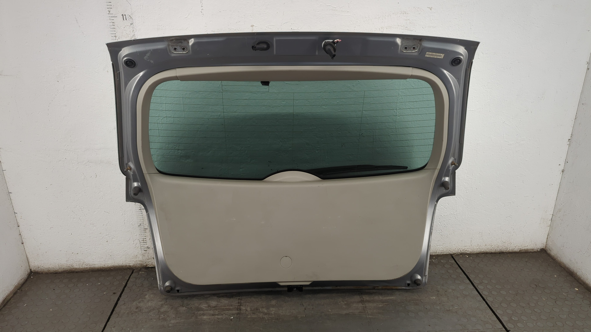 Дверь багажника