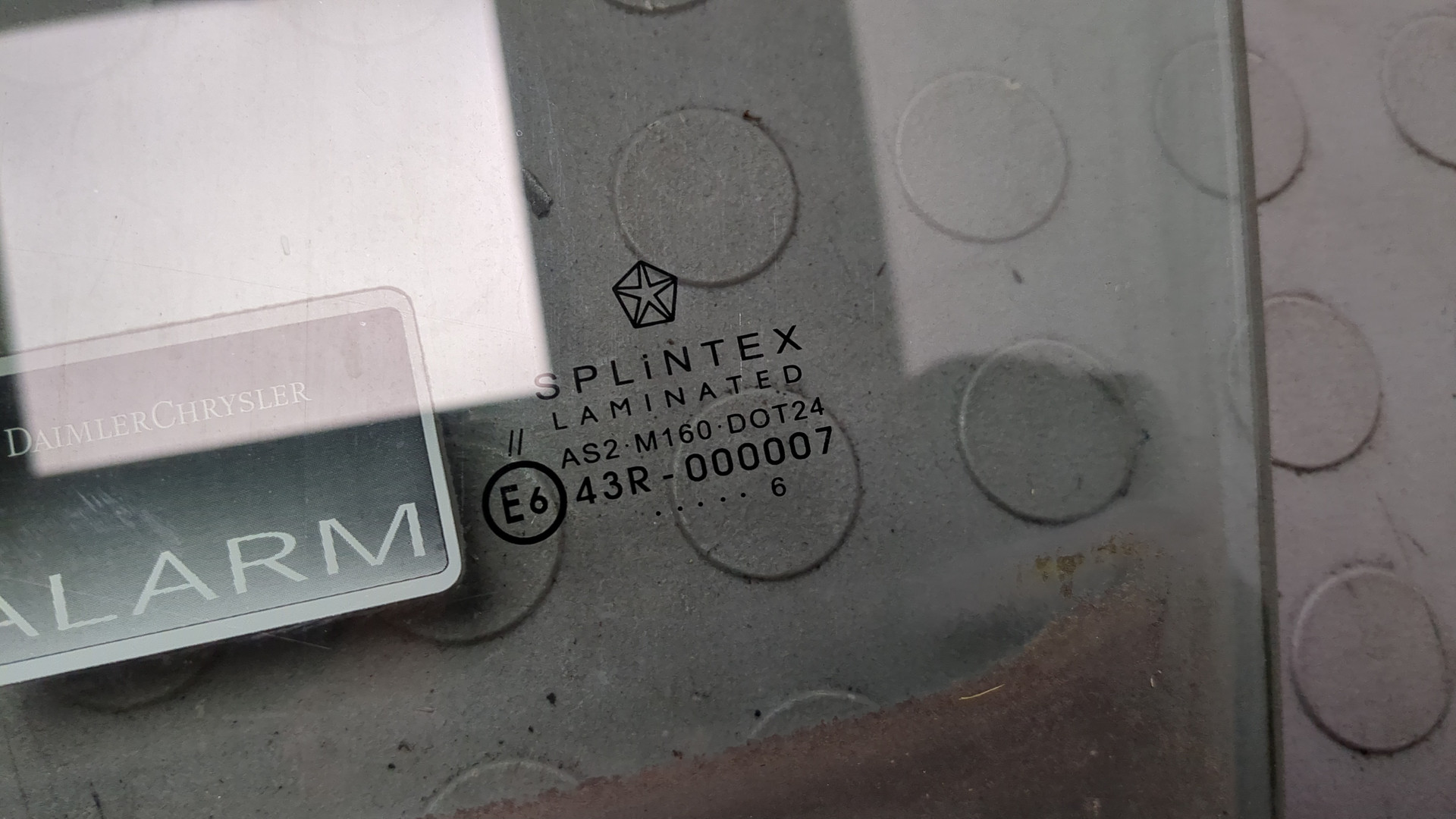 Стекло двери передней левой