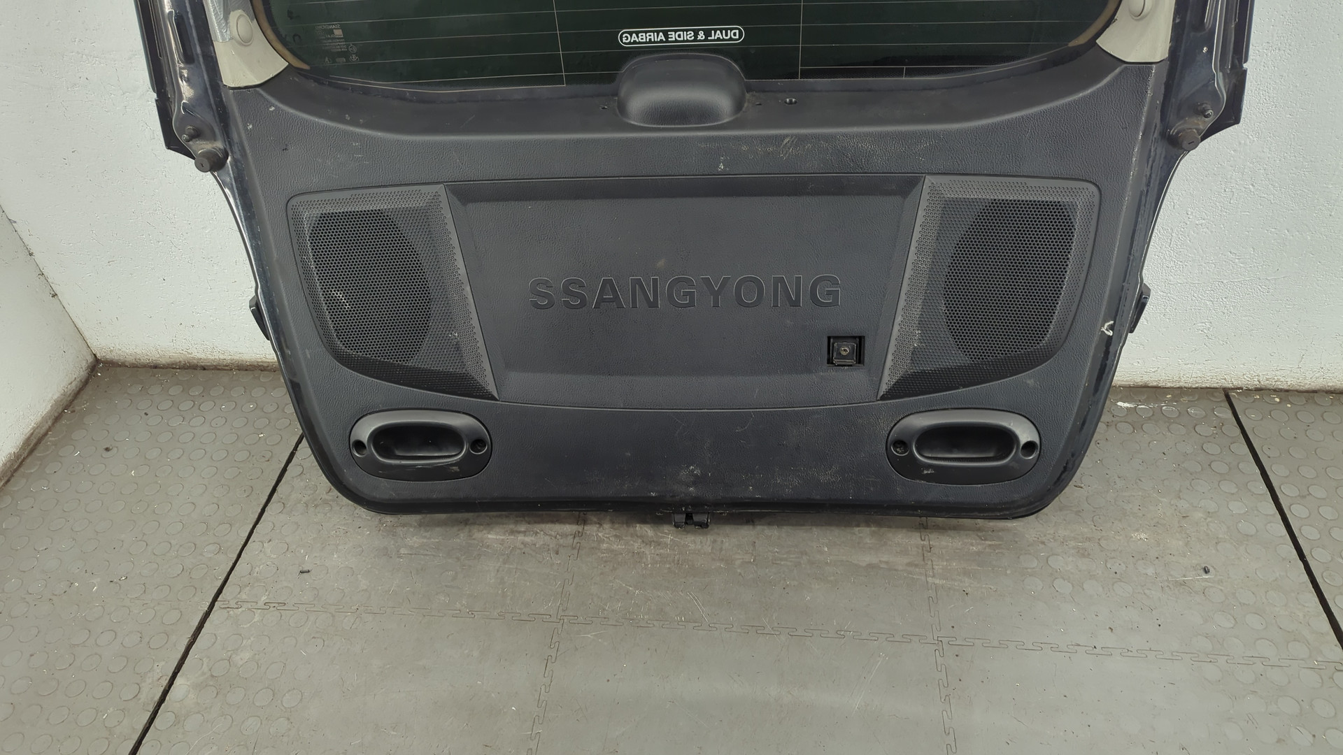 Дверь багажника