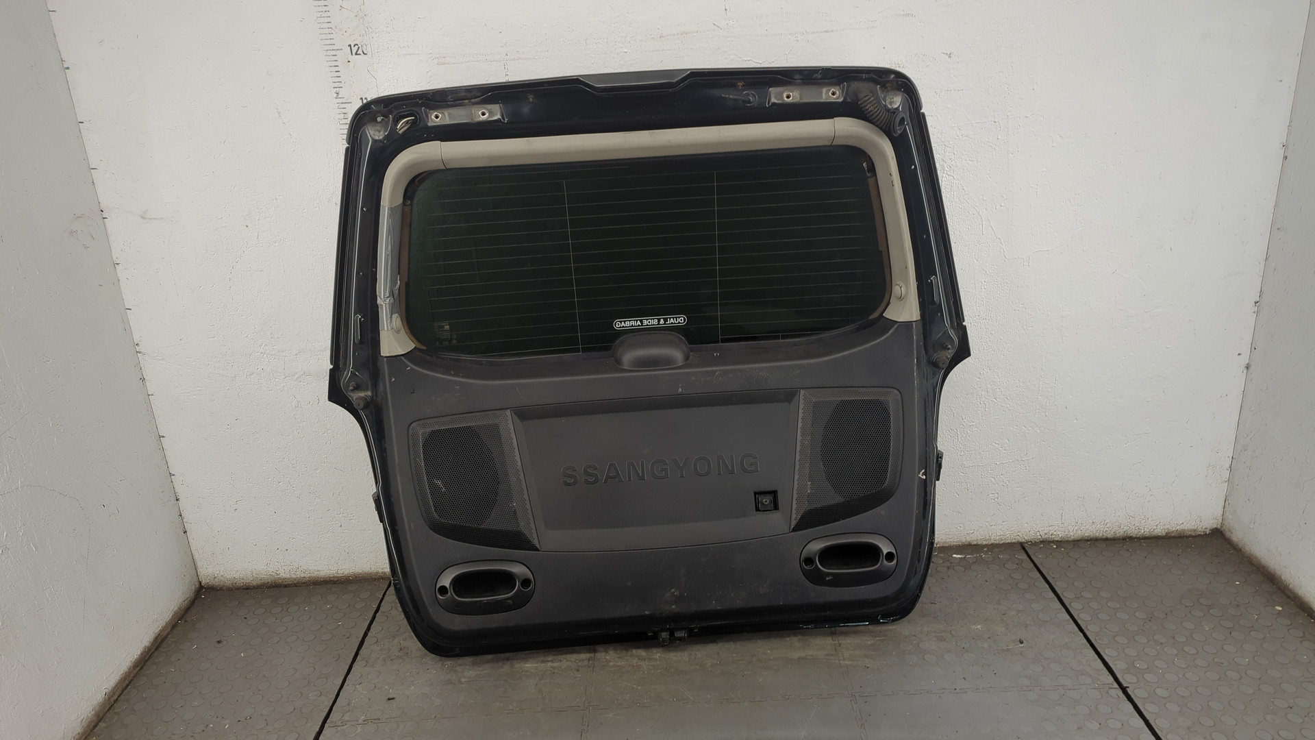 Дверь багажника