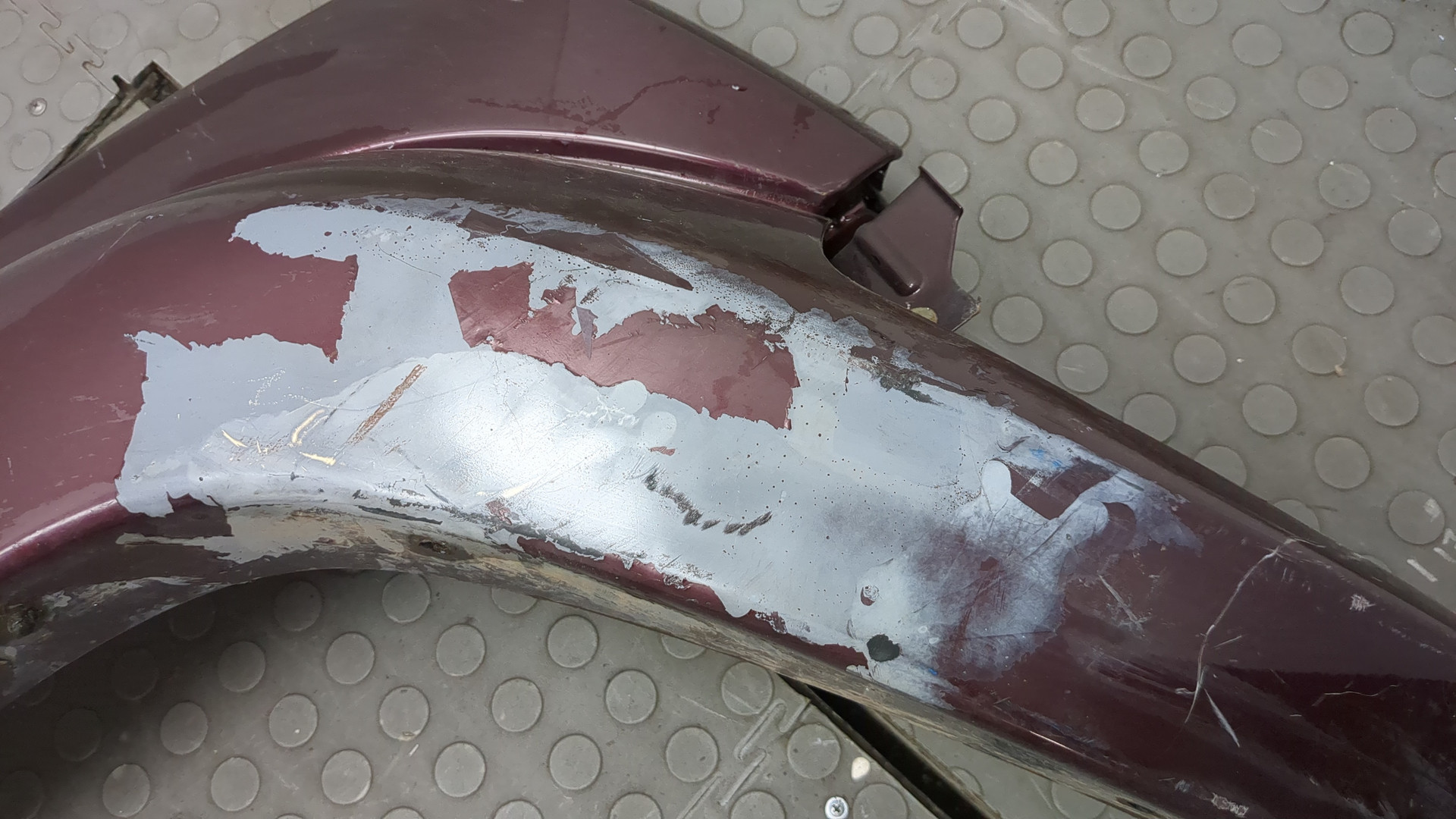 Крыло переднее правое