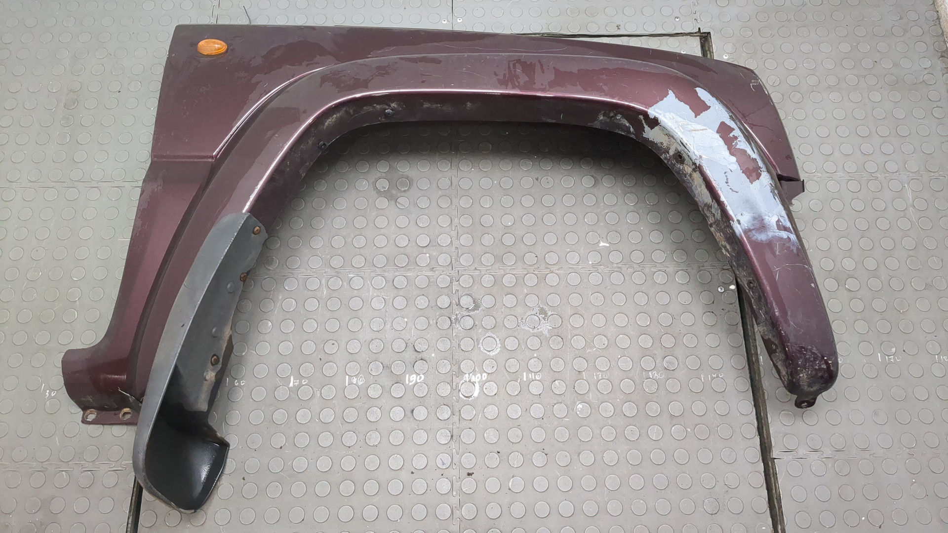 Крыло переднее правое