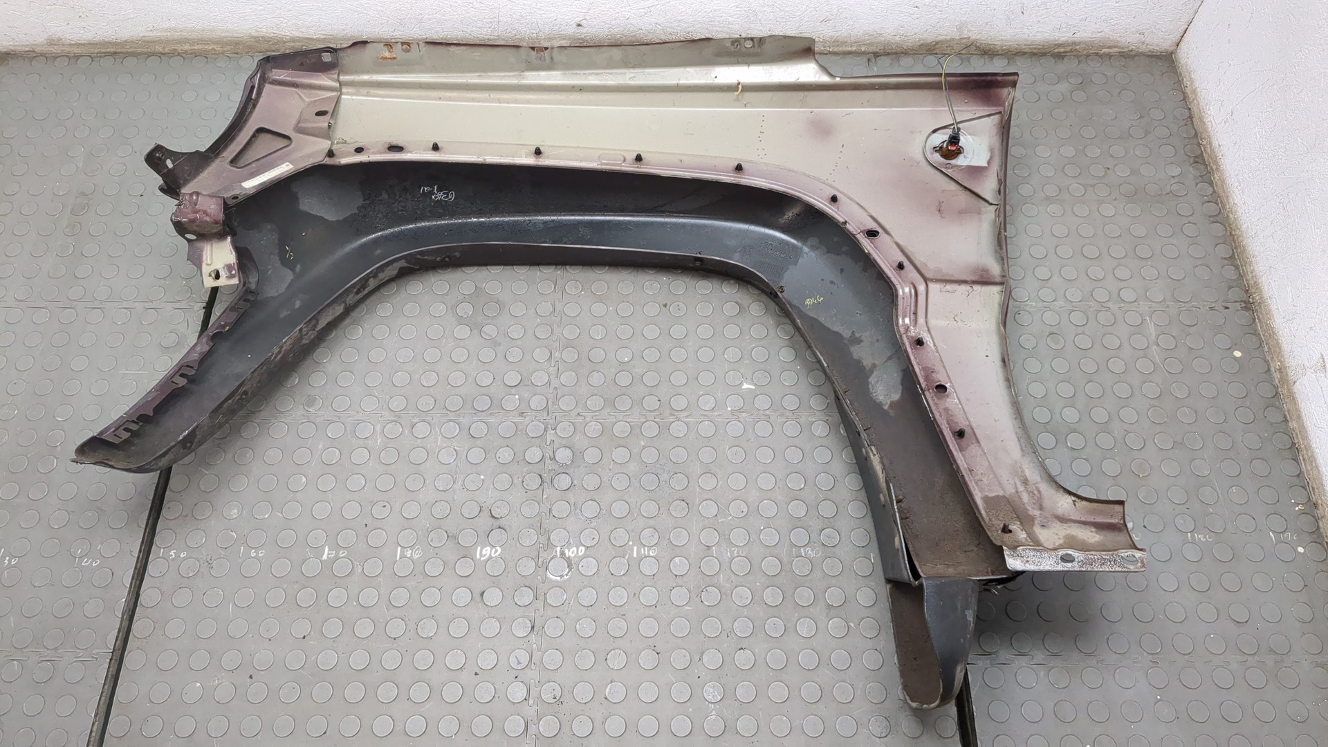 Крыло переднее правое