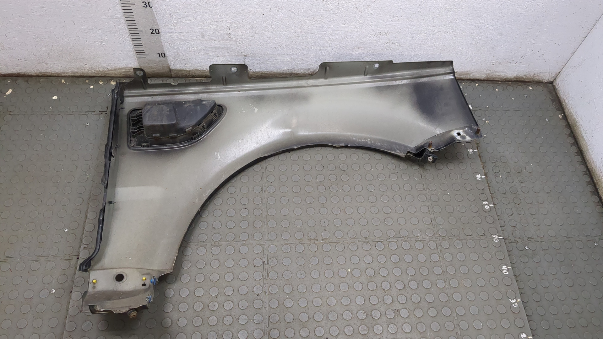 Крыло переднее левое