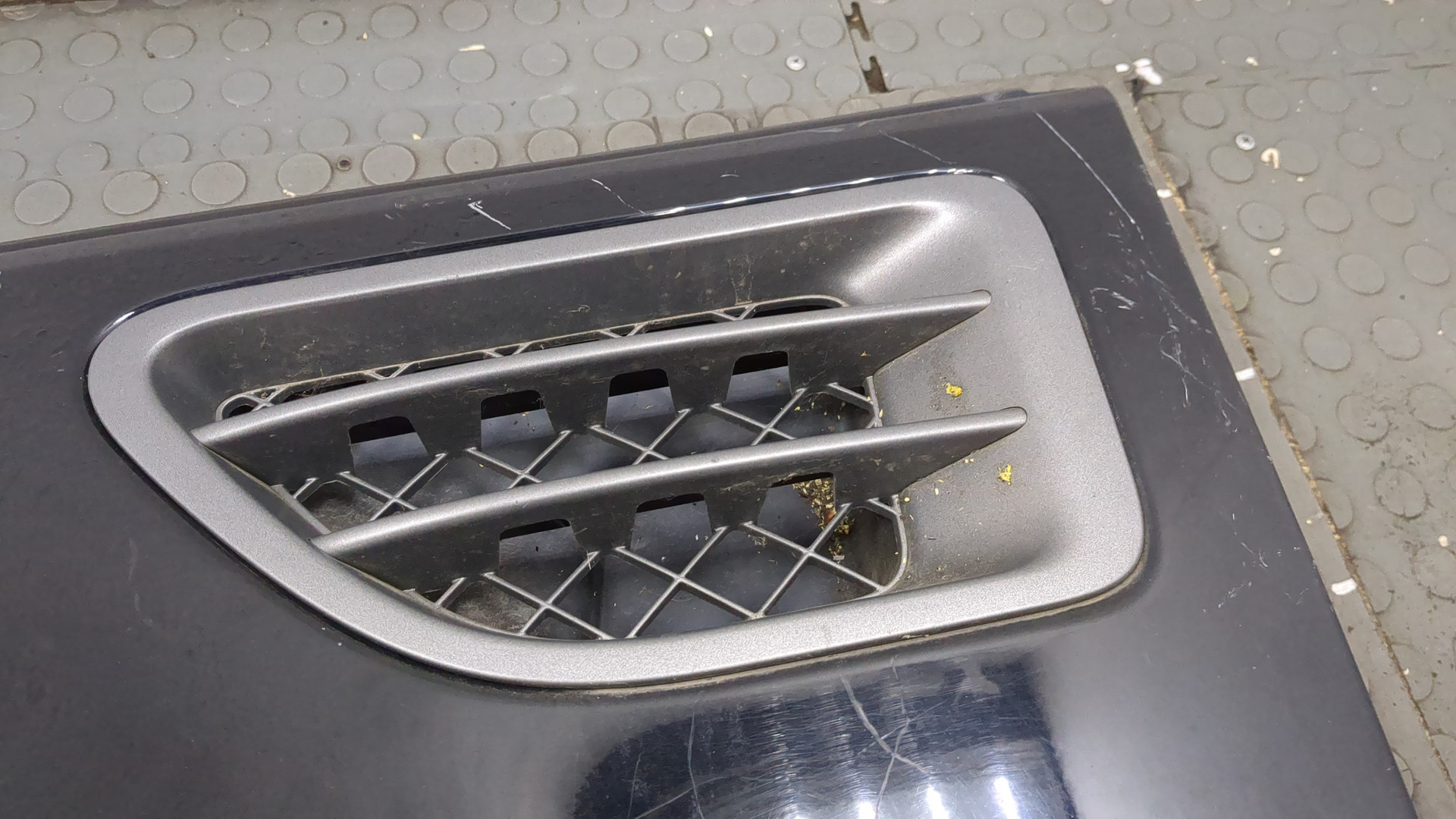 Крыло переднее левое