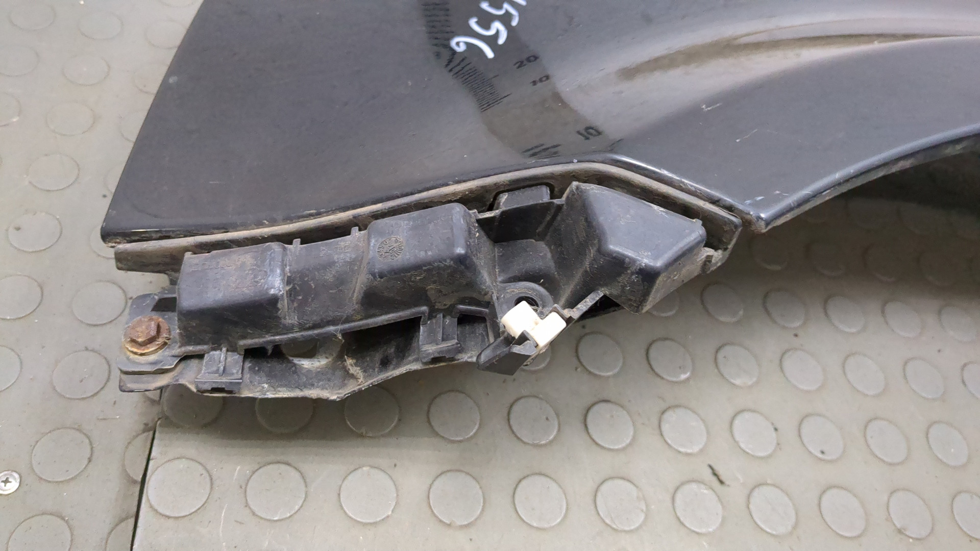 Крыло переднее левое