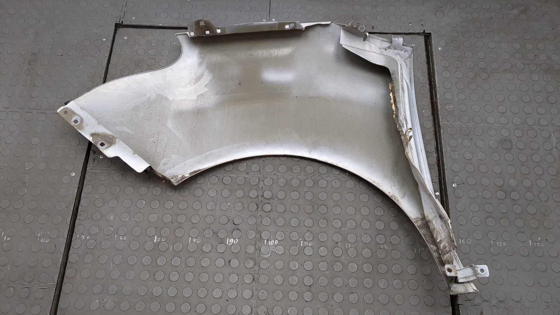 Крыло переднее правое