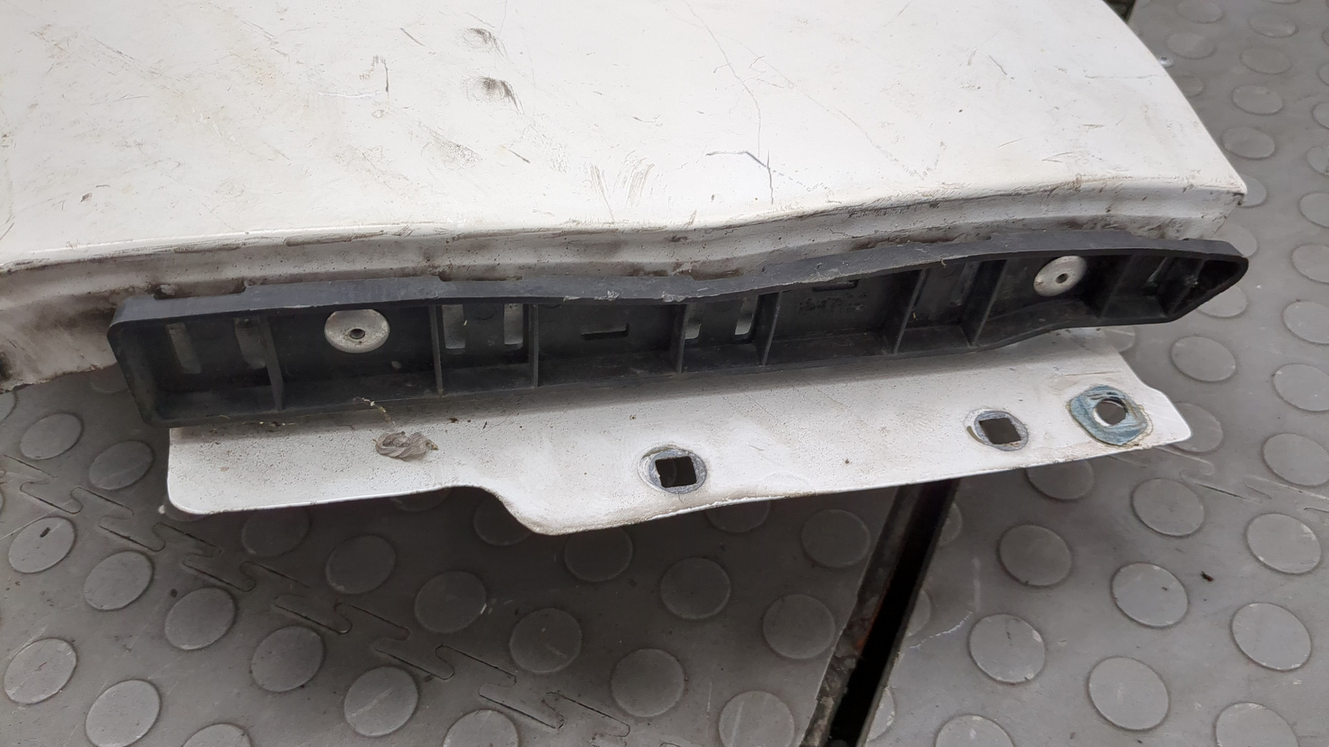 Крыло переднее правое