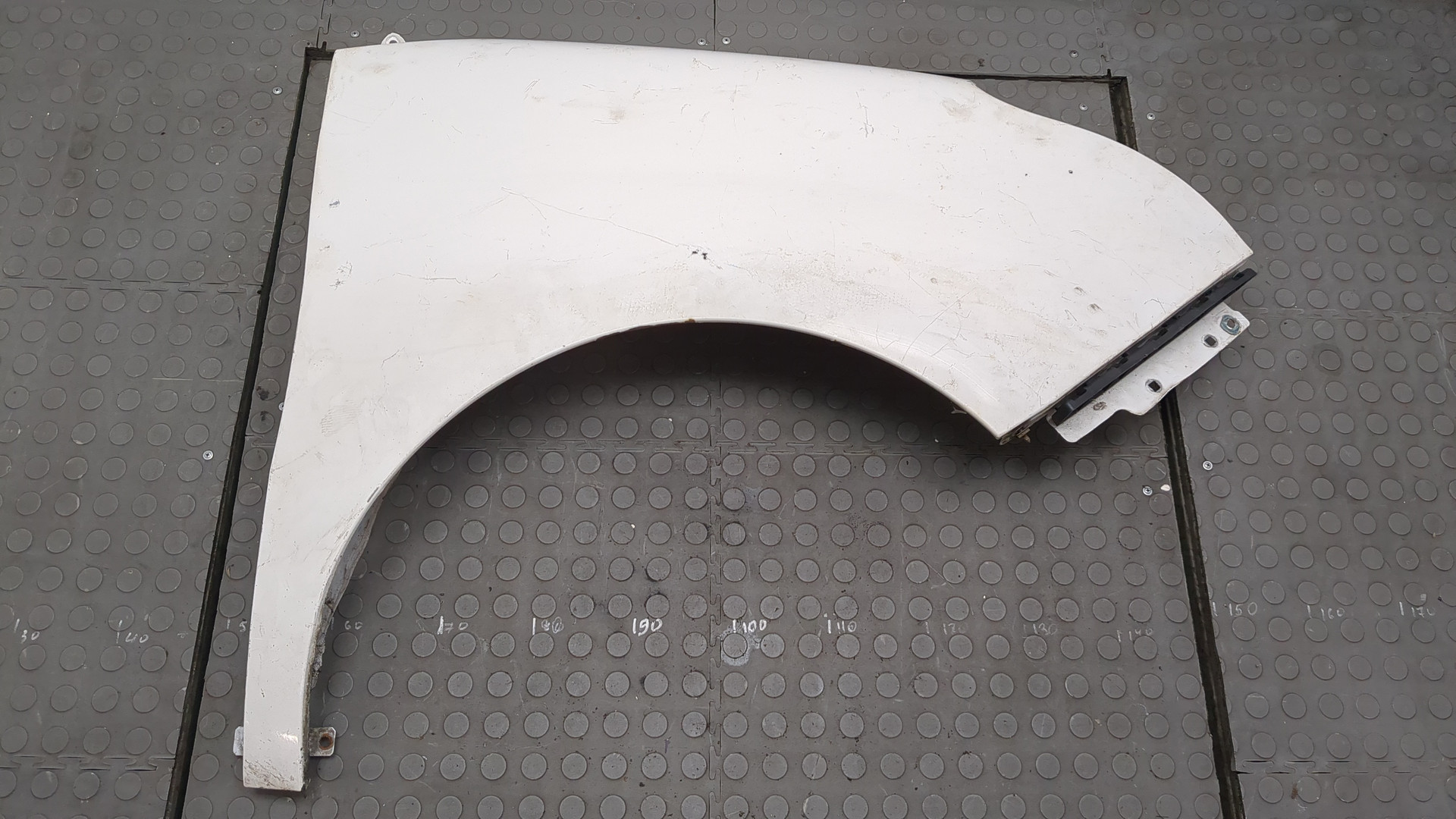 Крыло переднее правое