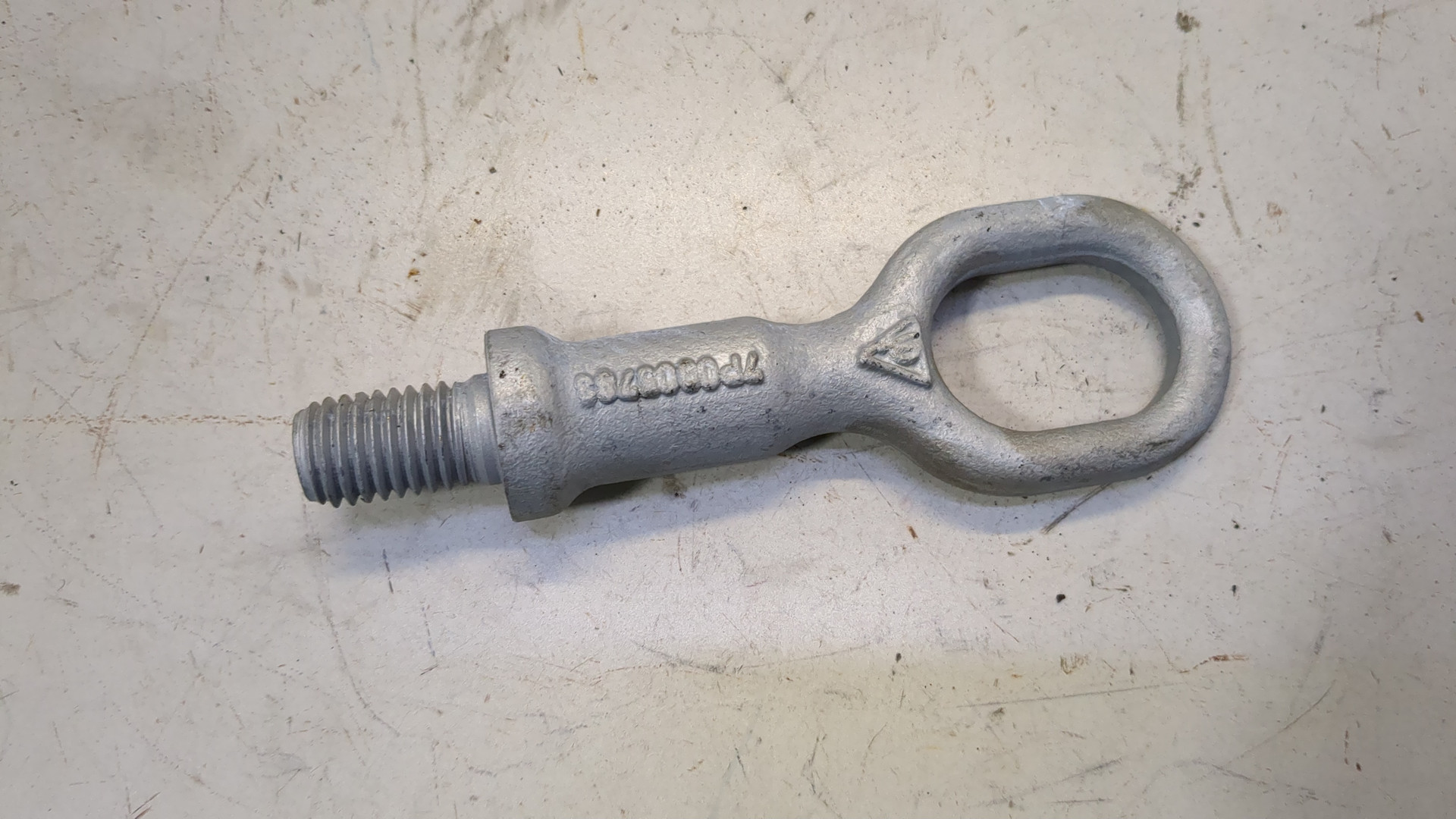 Крюк буксировочный