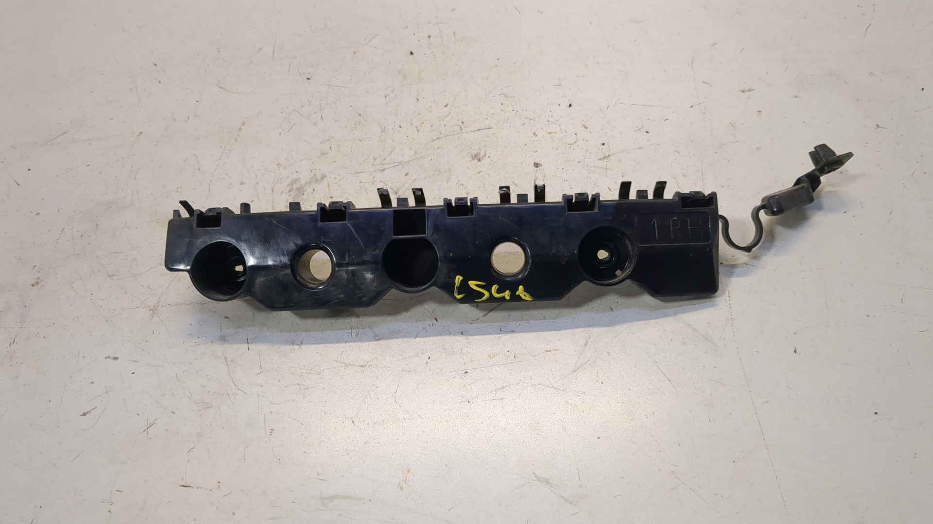 Кронштейн заднего бампера правый