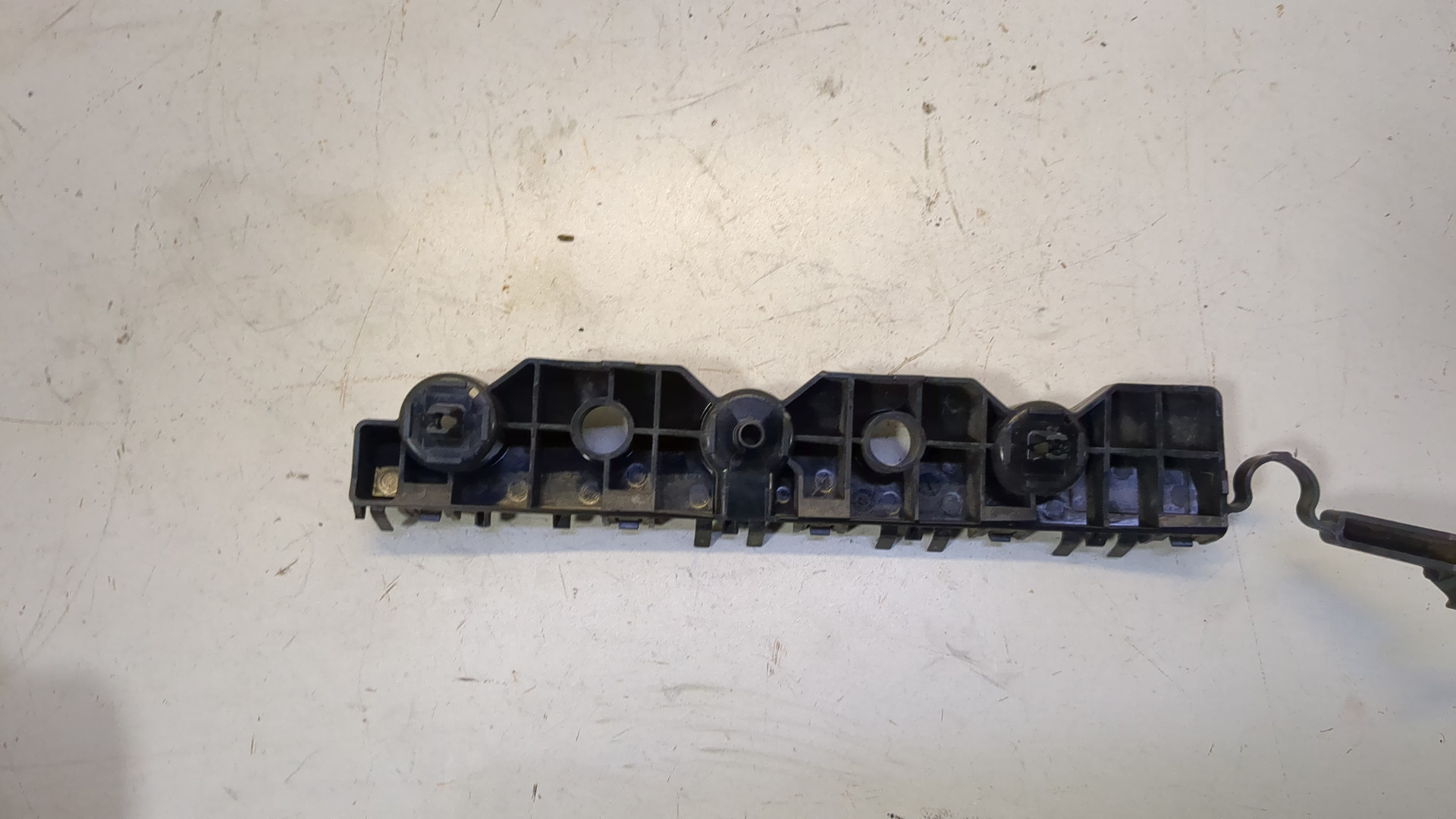 Кронштейн заднего бампера правый