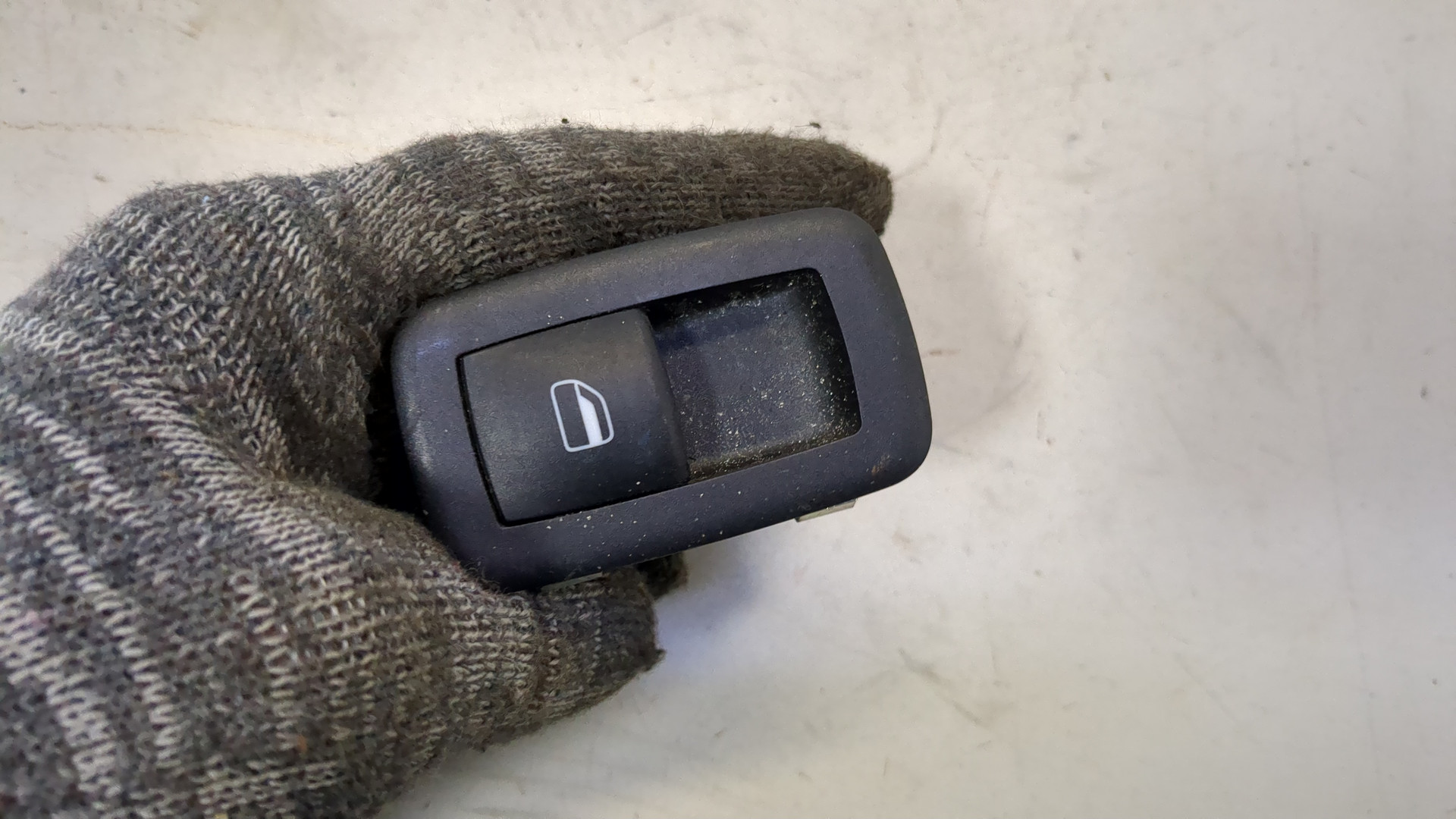 Кнопка стеклоподъемника