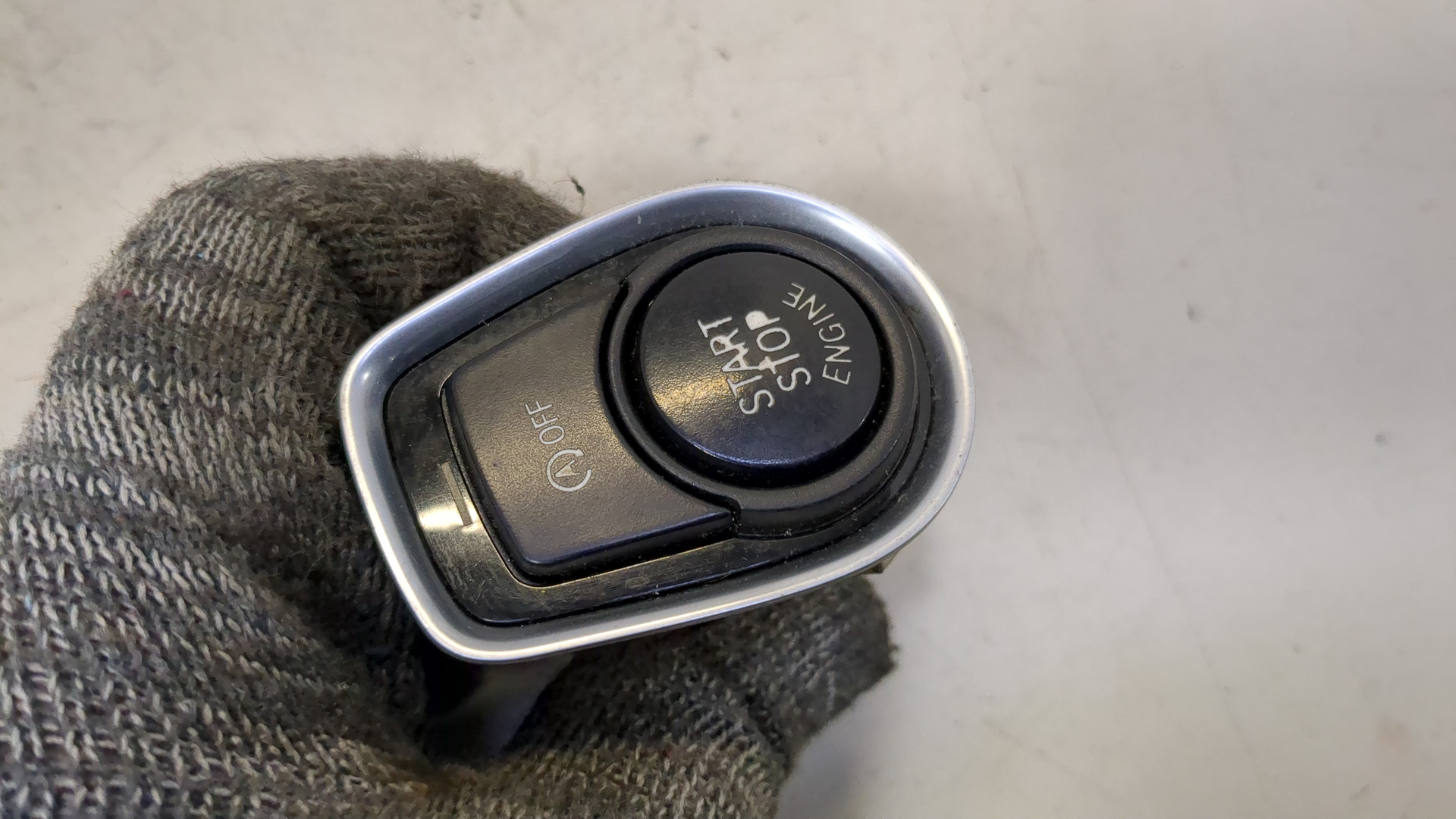 Кнопка запуска двигателя