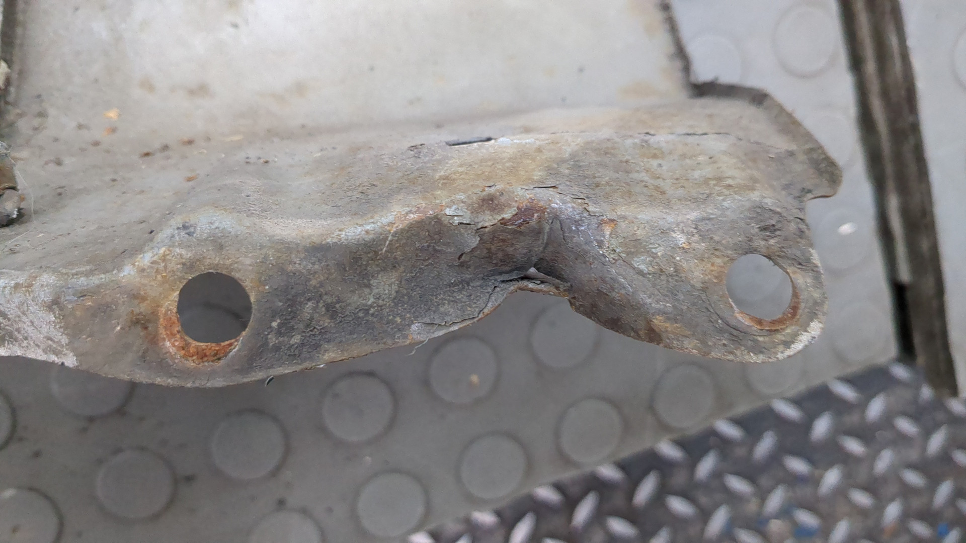 Крыло переднее правое