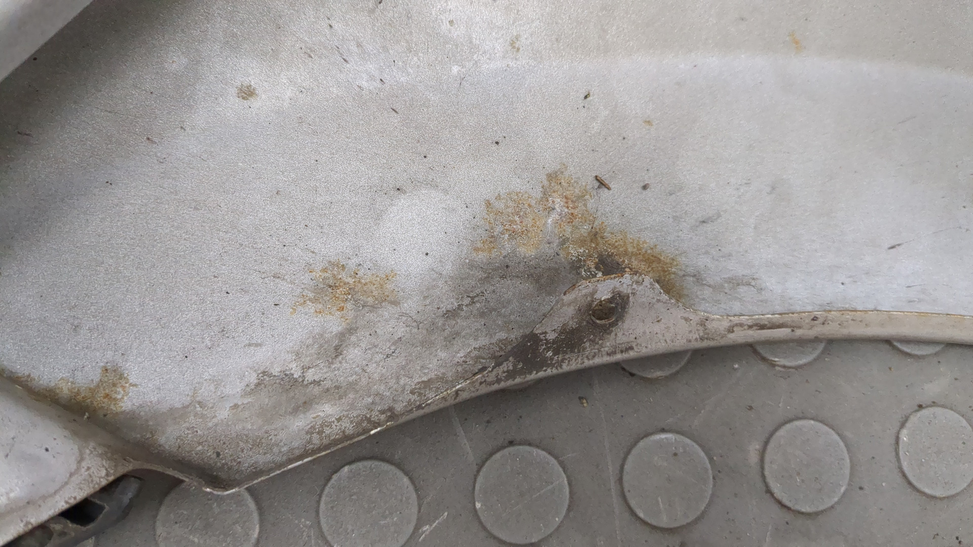 Крыло переднее правое