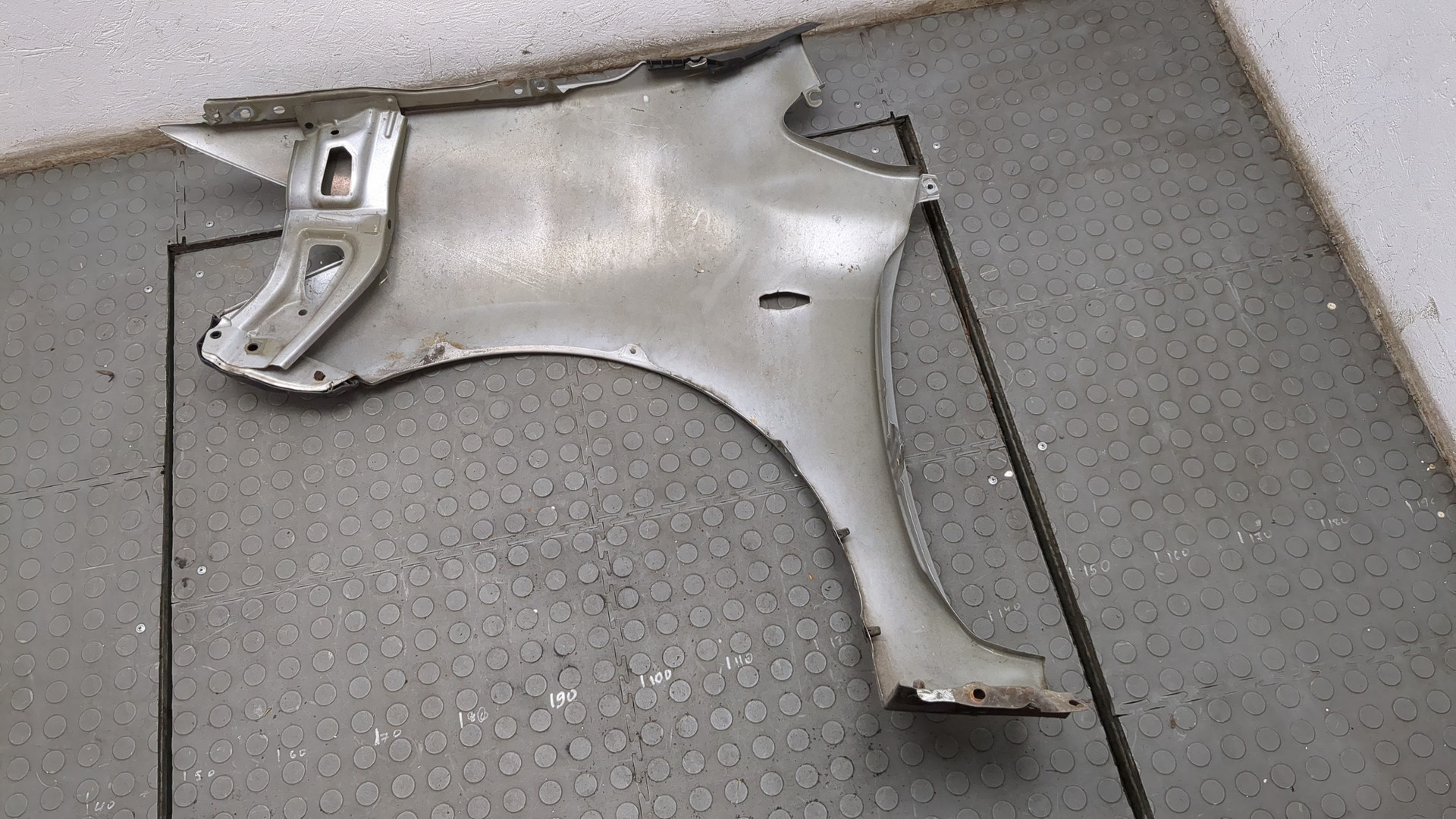 Крыло переднее правое