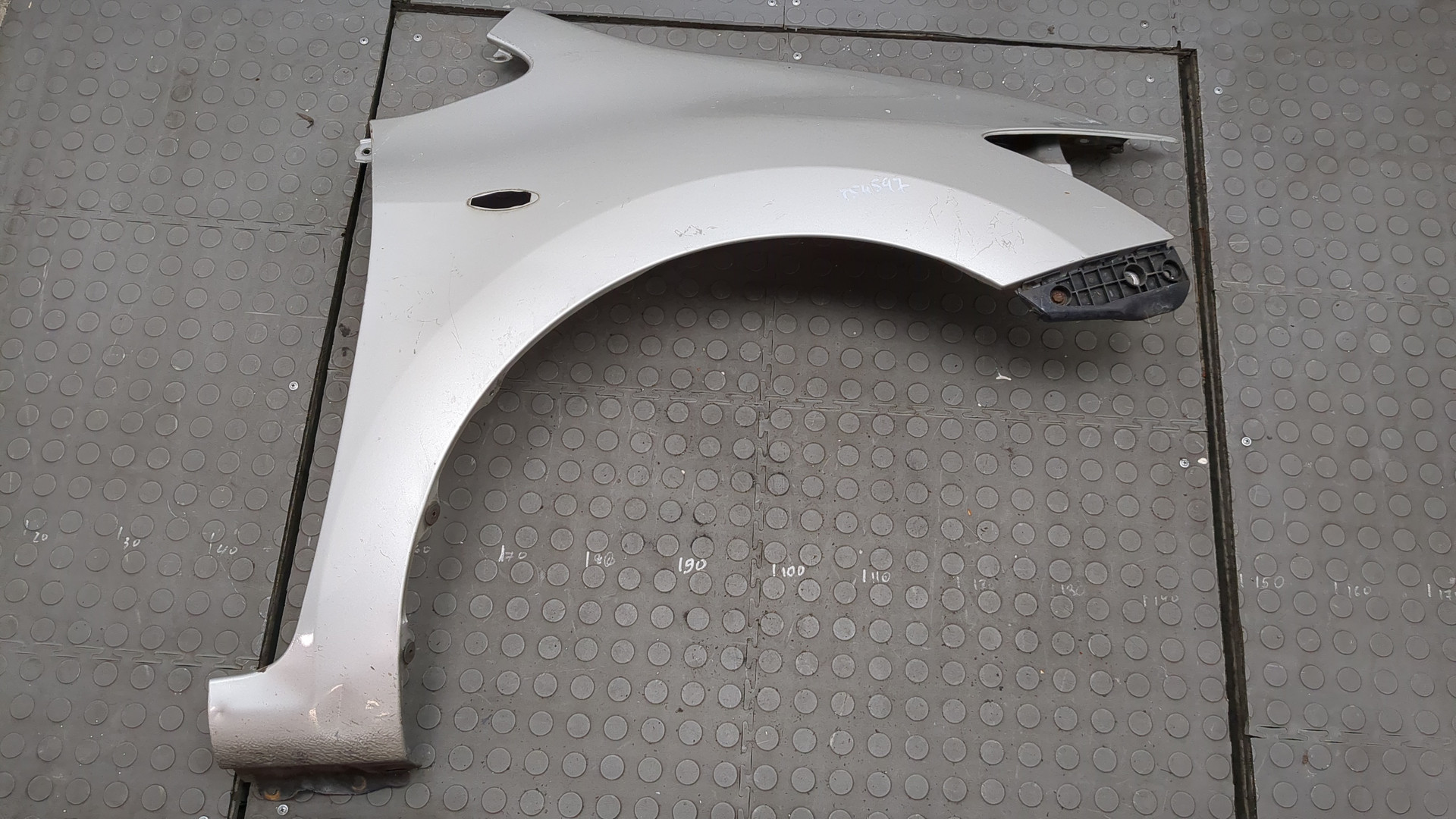 Крыло переднее правое