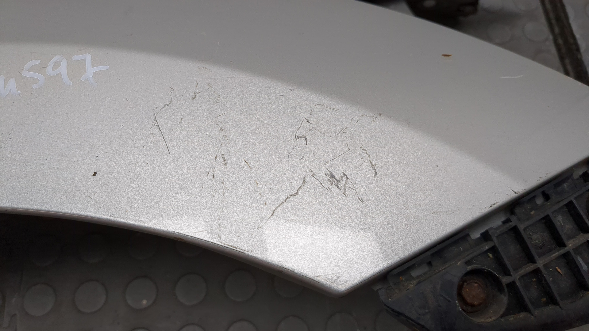 Крыло переднее правое