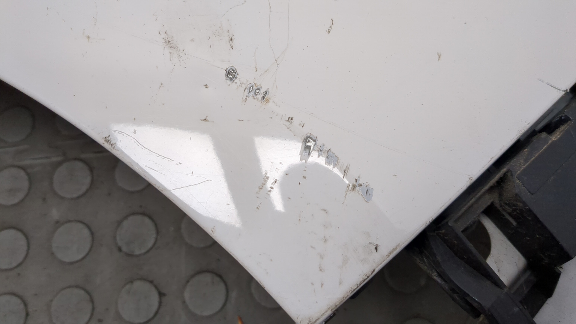 Крыло переднее правое