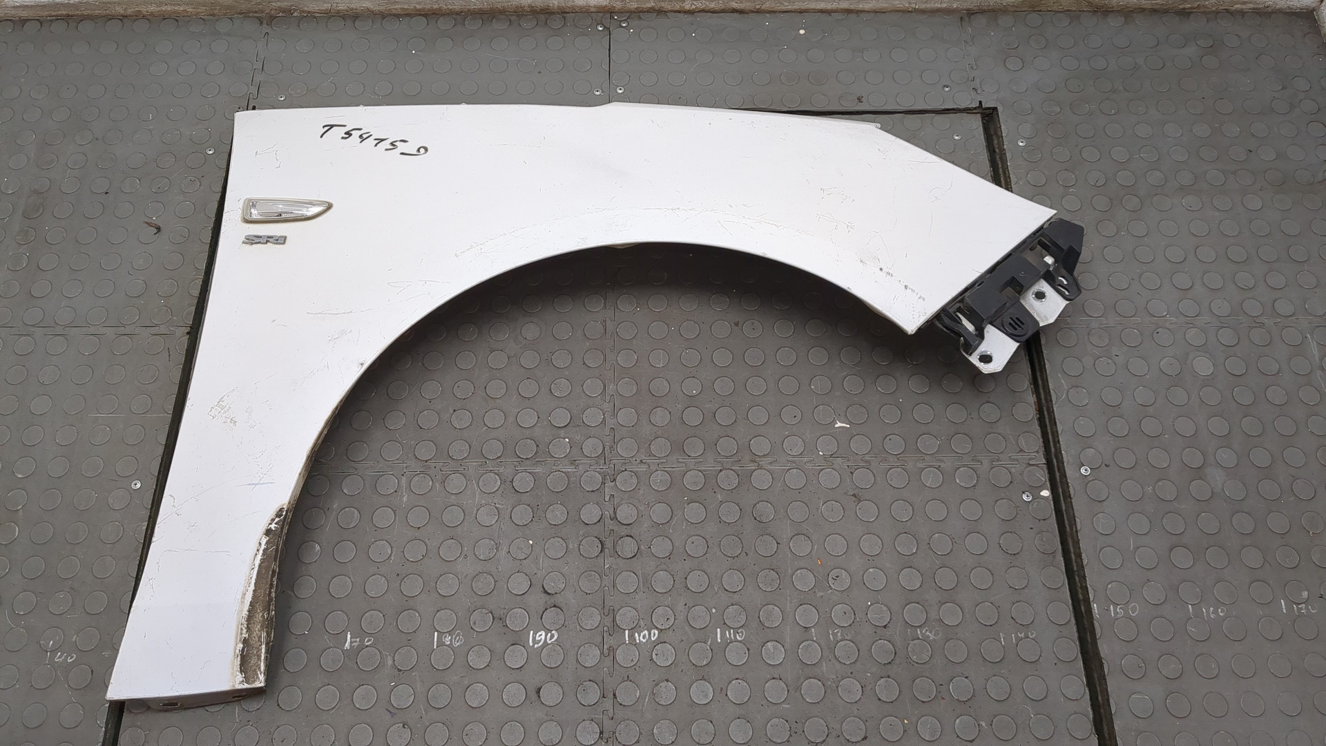 Крыло переднее правое