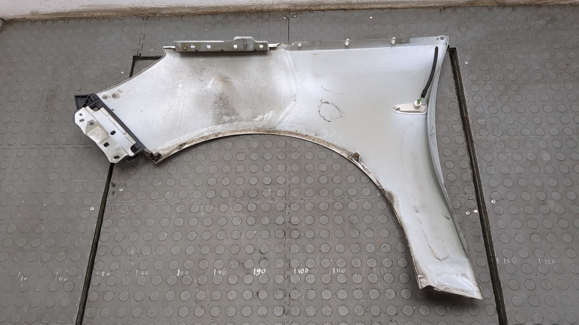 Крыло переднее правое