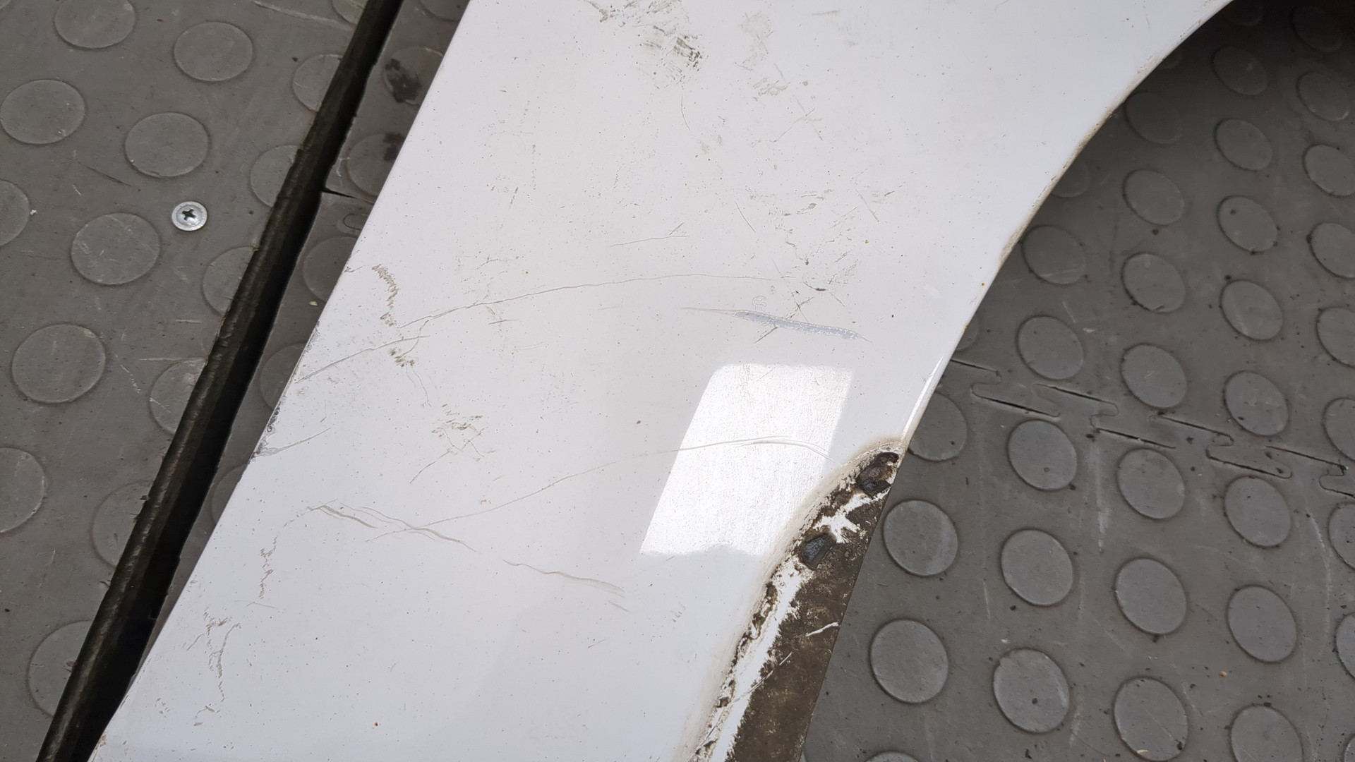 Крыло переднее правое