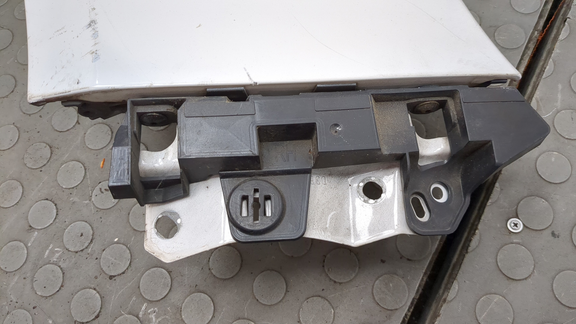 Крыло переднее правое