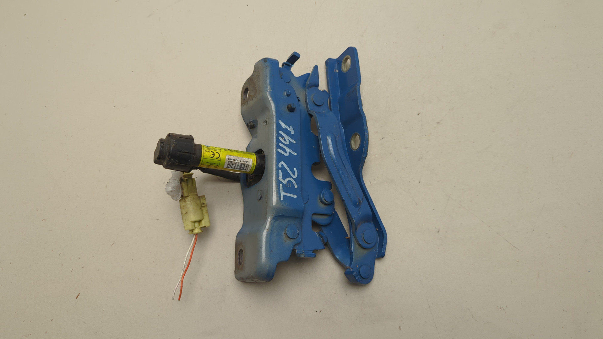 Петля капота левая