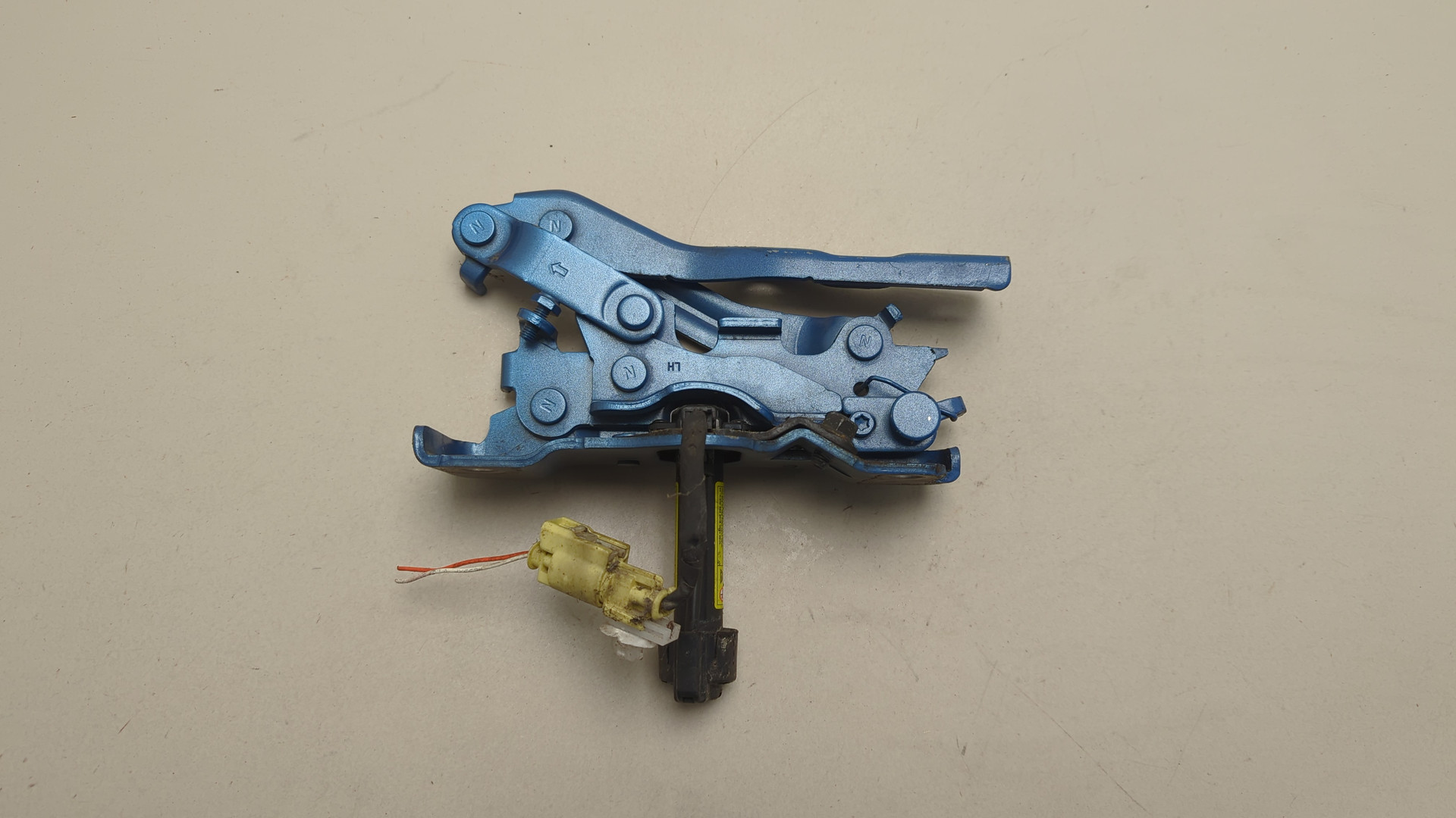 Петля капота левая