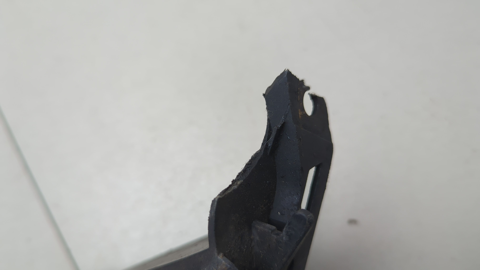 Кронштейн фар левый