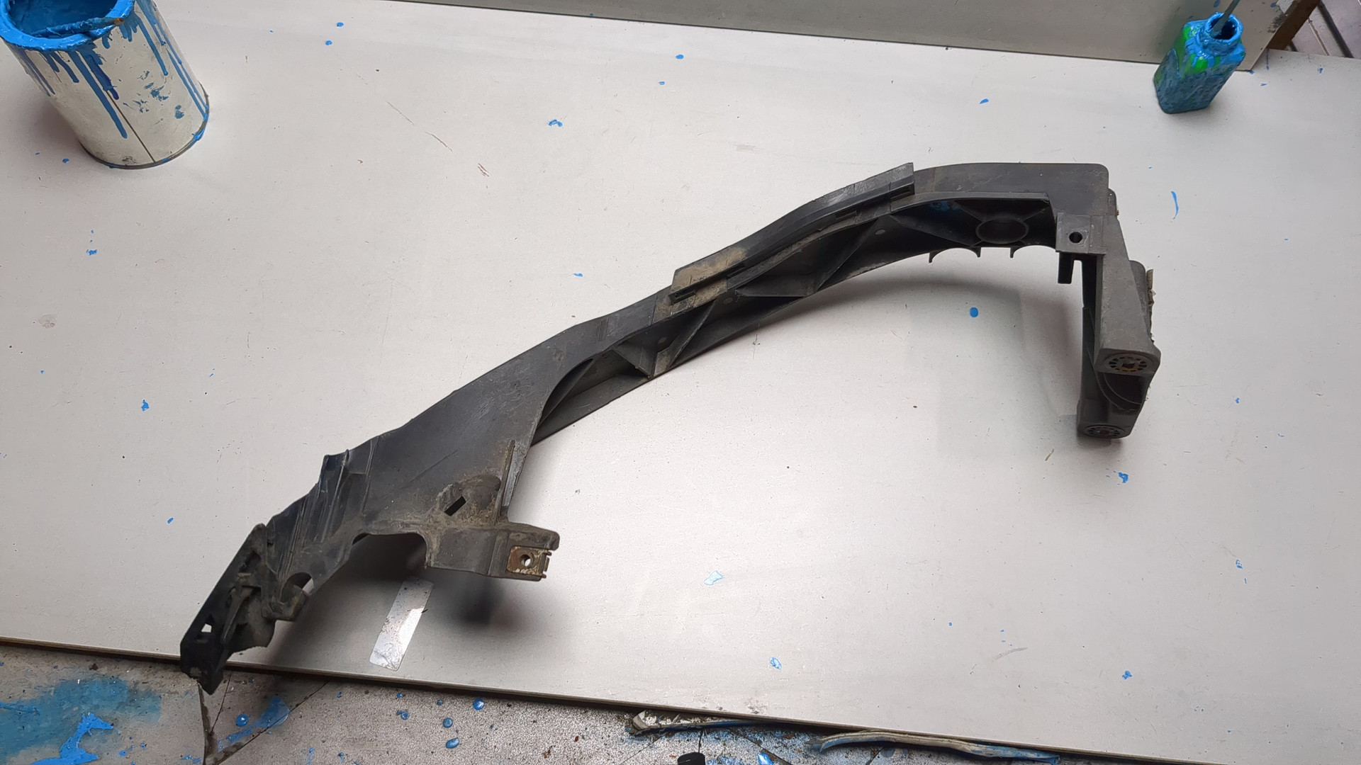 Кронштейн фар левый